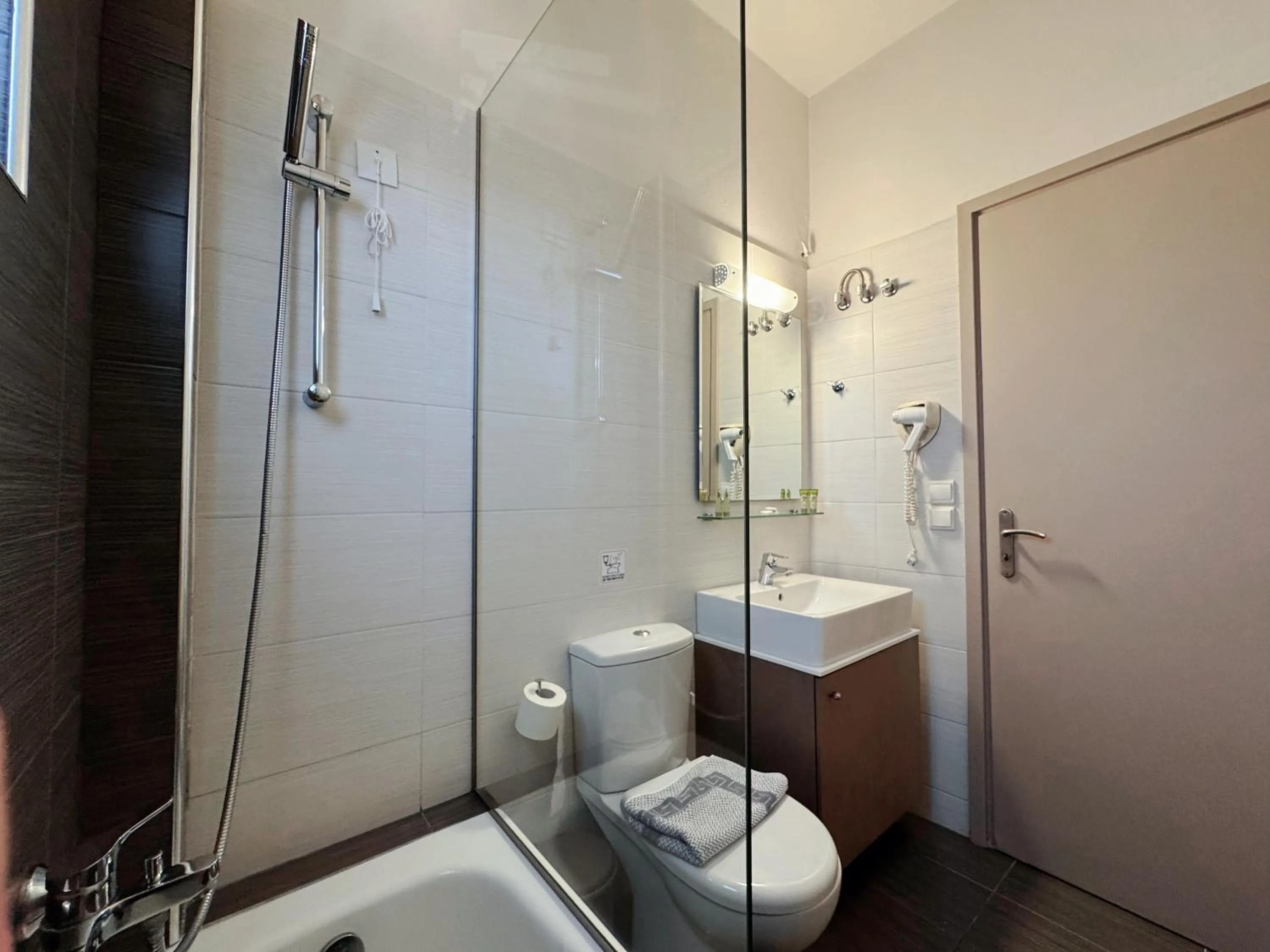 Toilet in Vesperi Studios & Apartments