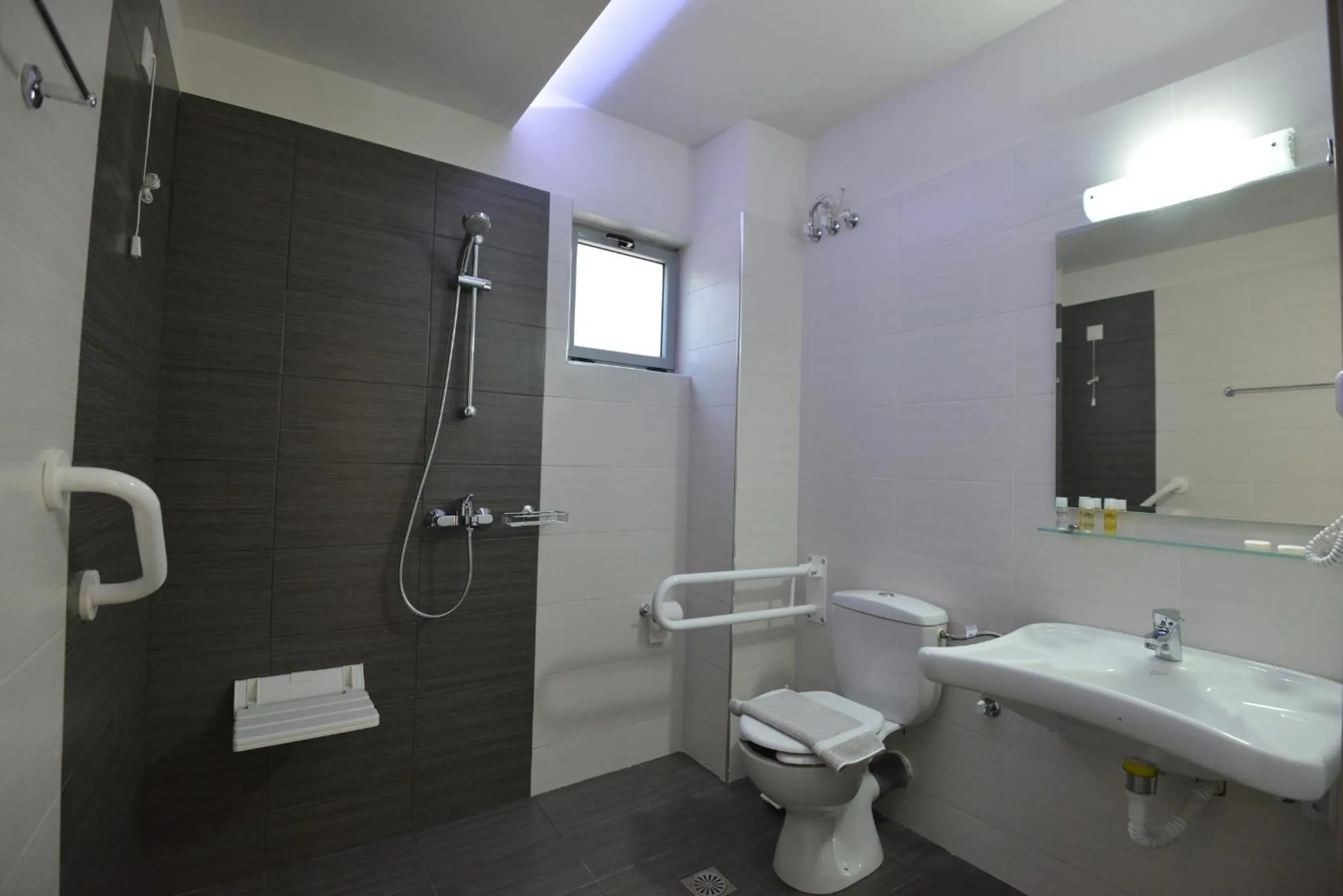 Shower in Vesperi Studios & Apartments