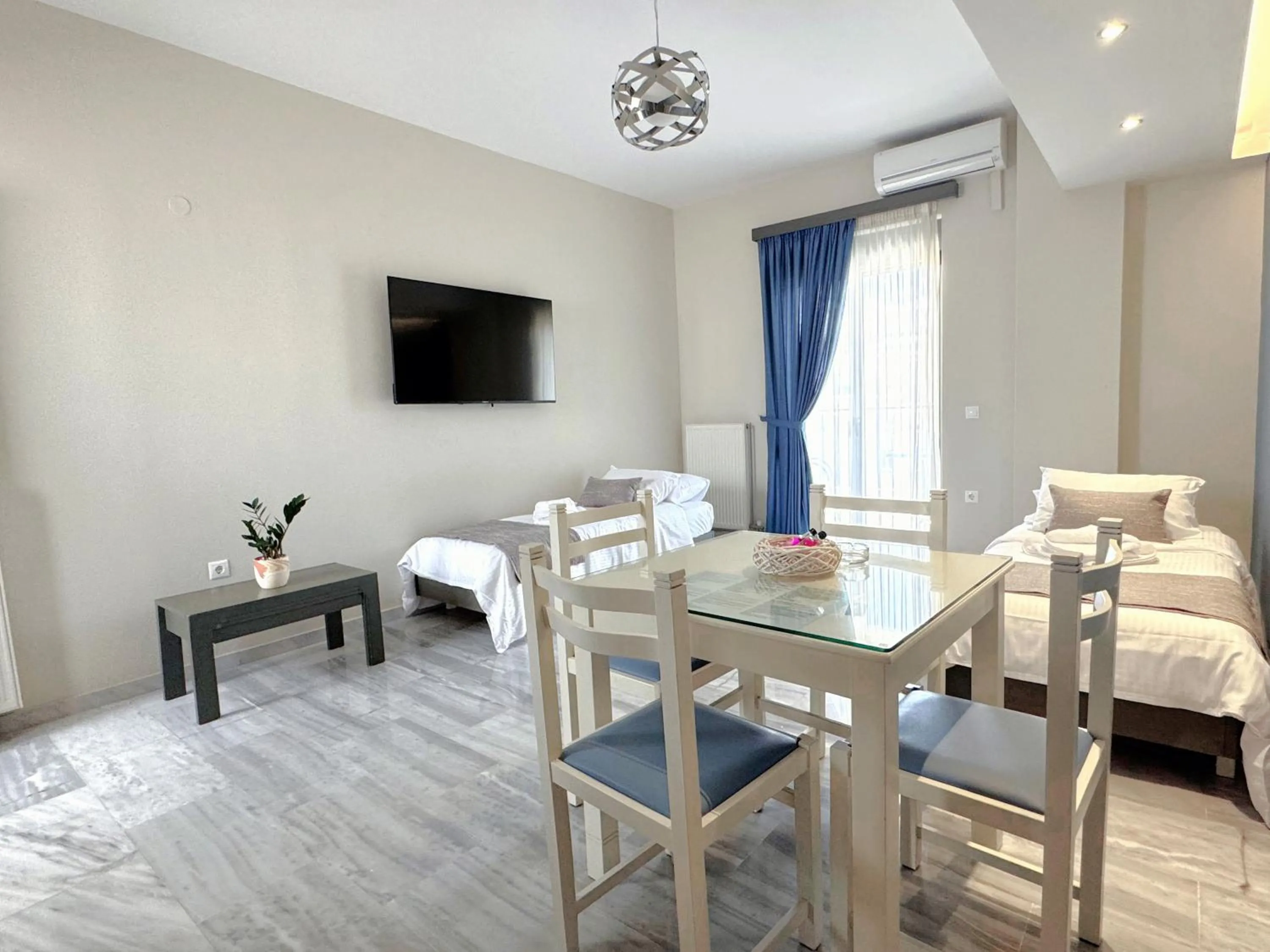 Communal lounge/ TV room in Vesperi Studios & Apartments