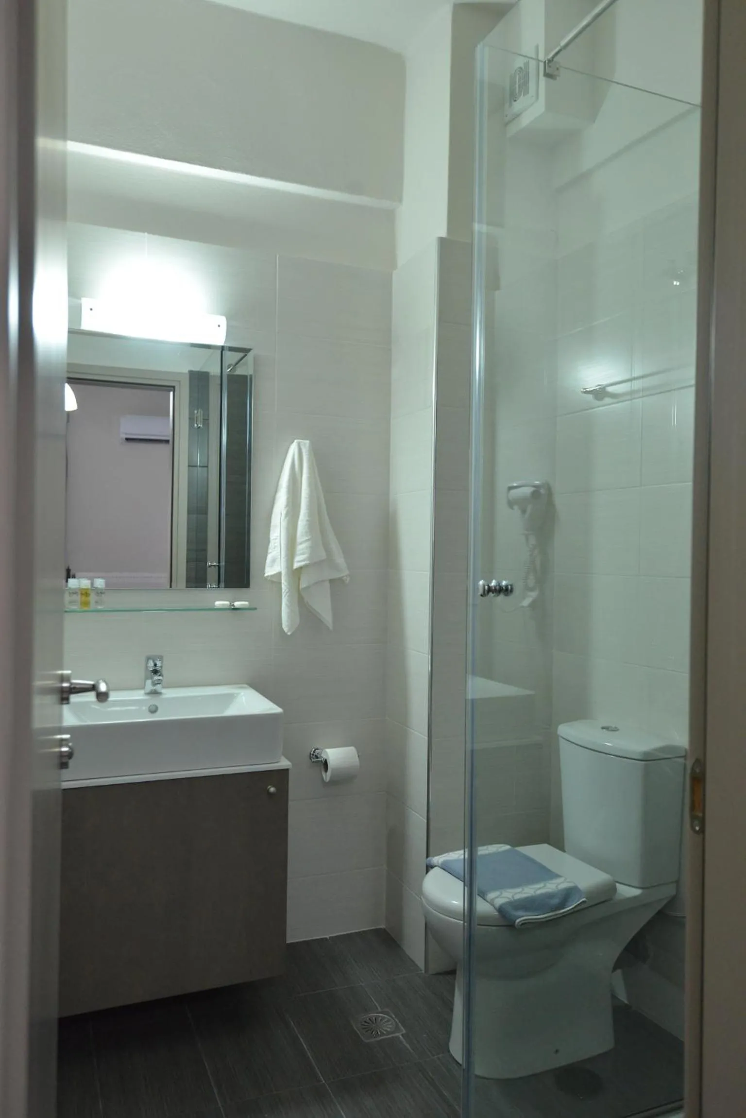 Shower in Vesperi Studios & Apartments