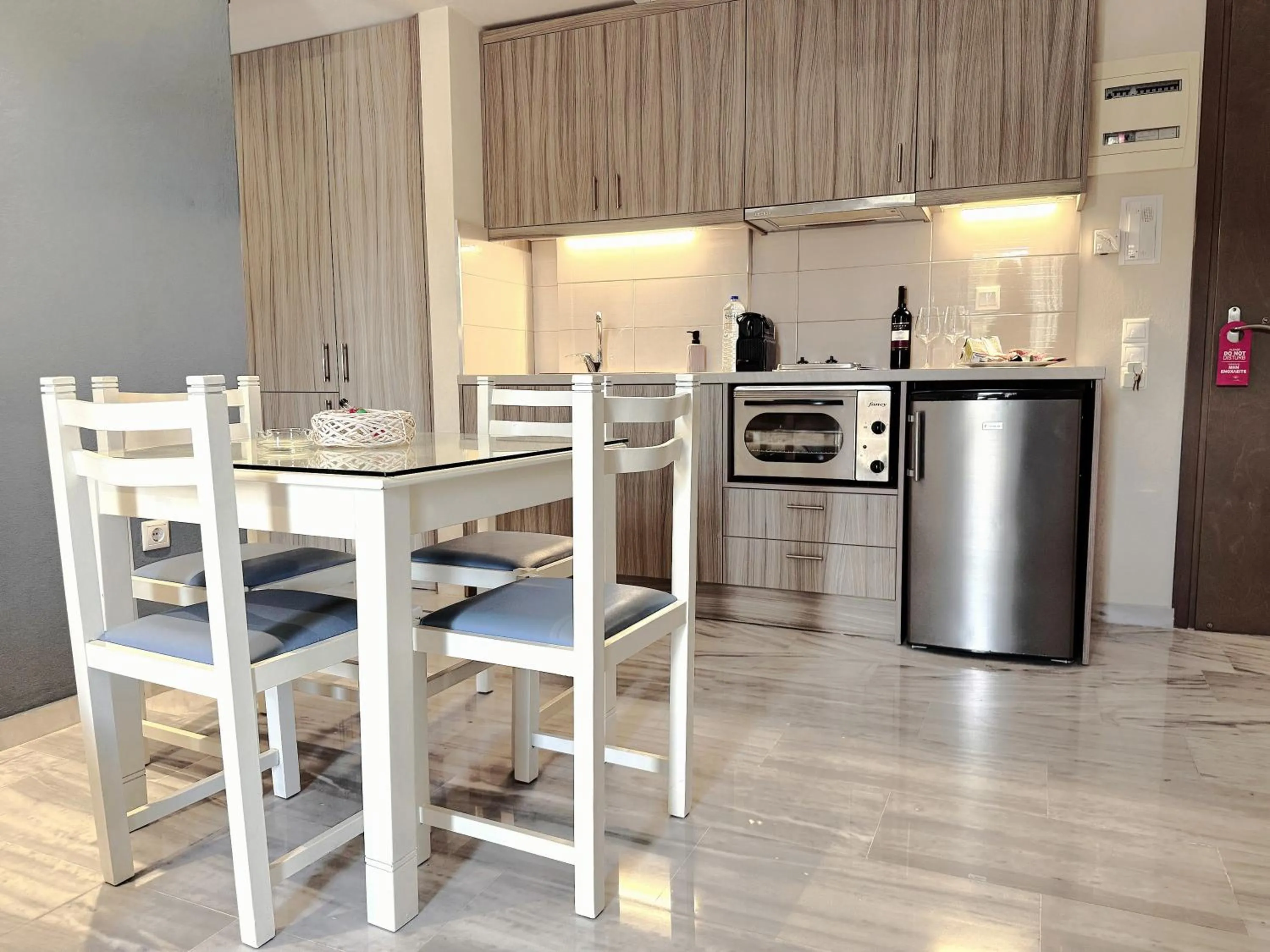 Coffee/tea facilities in Vesperi Studios & Apartments