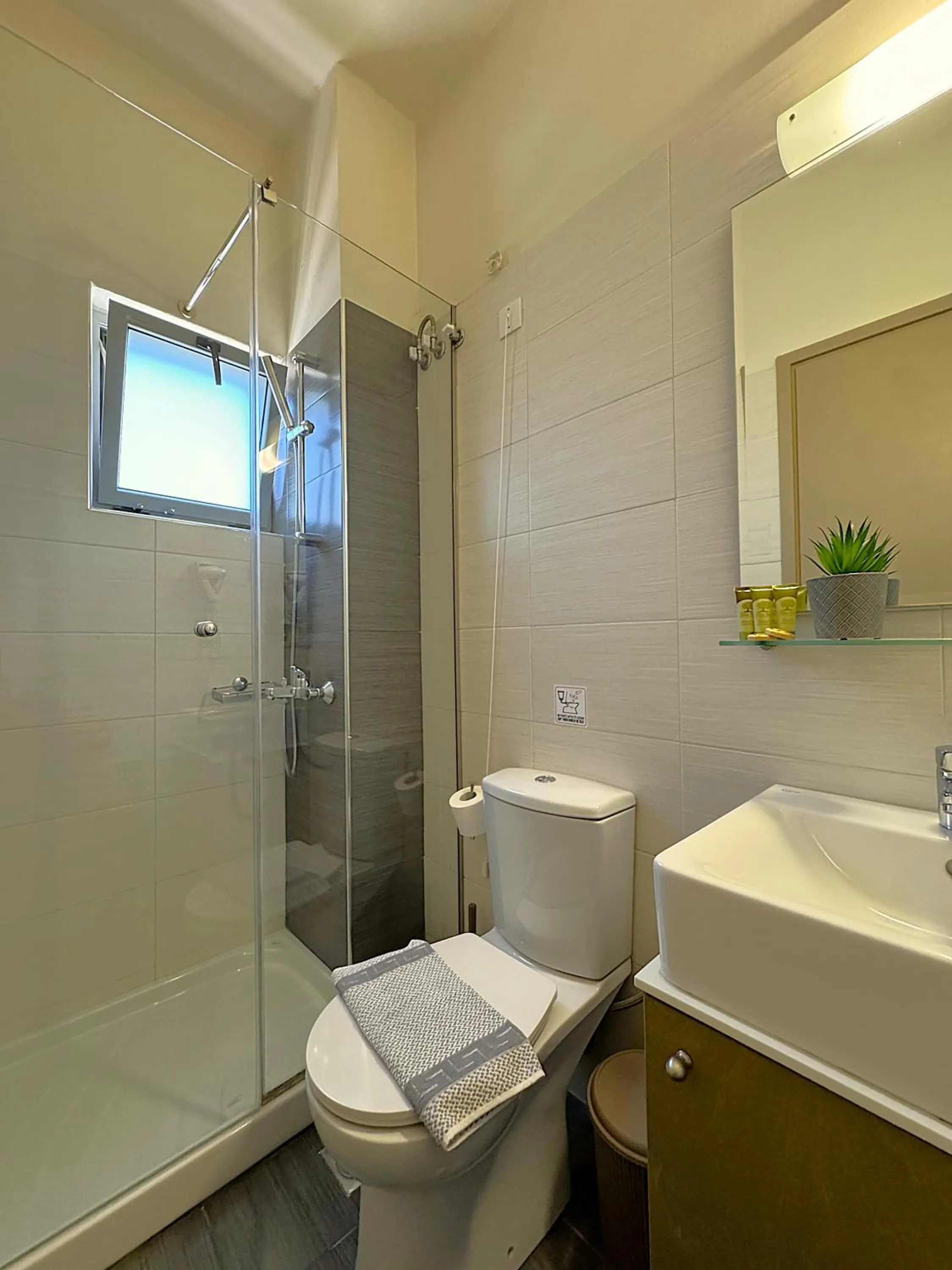 Shower in Vesperi Studios & Apartments
