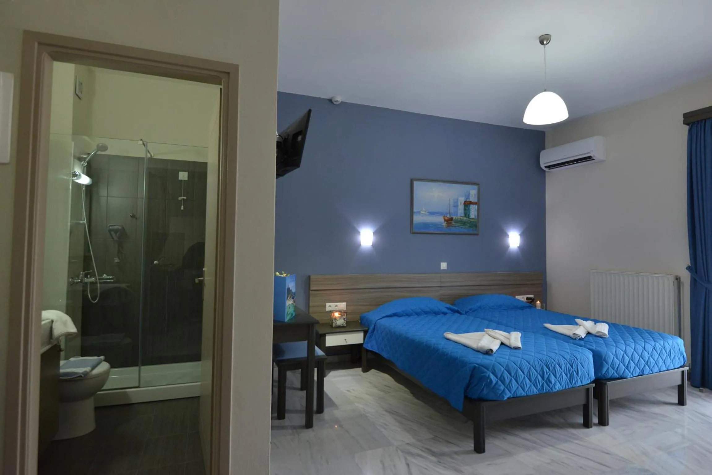 Bathroom, Bed in Vesperi Studios & Apartments