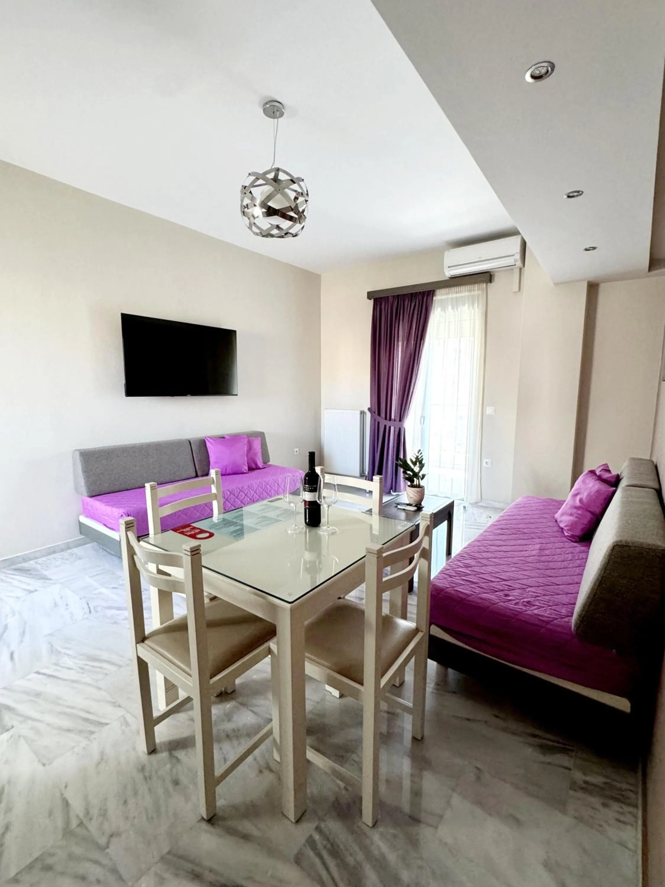Communal lounge/ TV room, Bed in Vesperi Studios & Apartments
