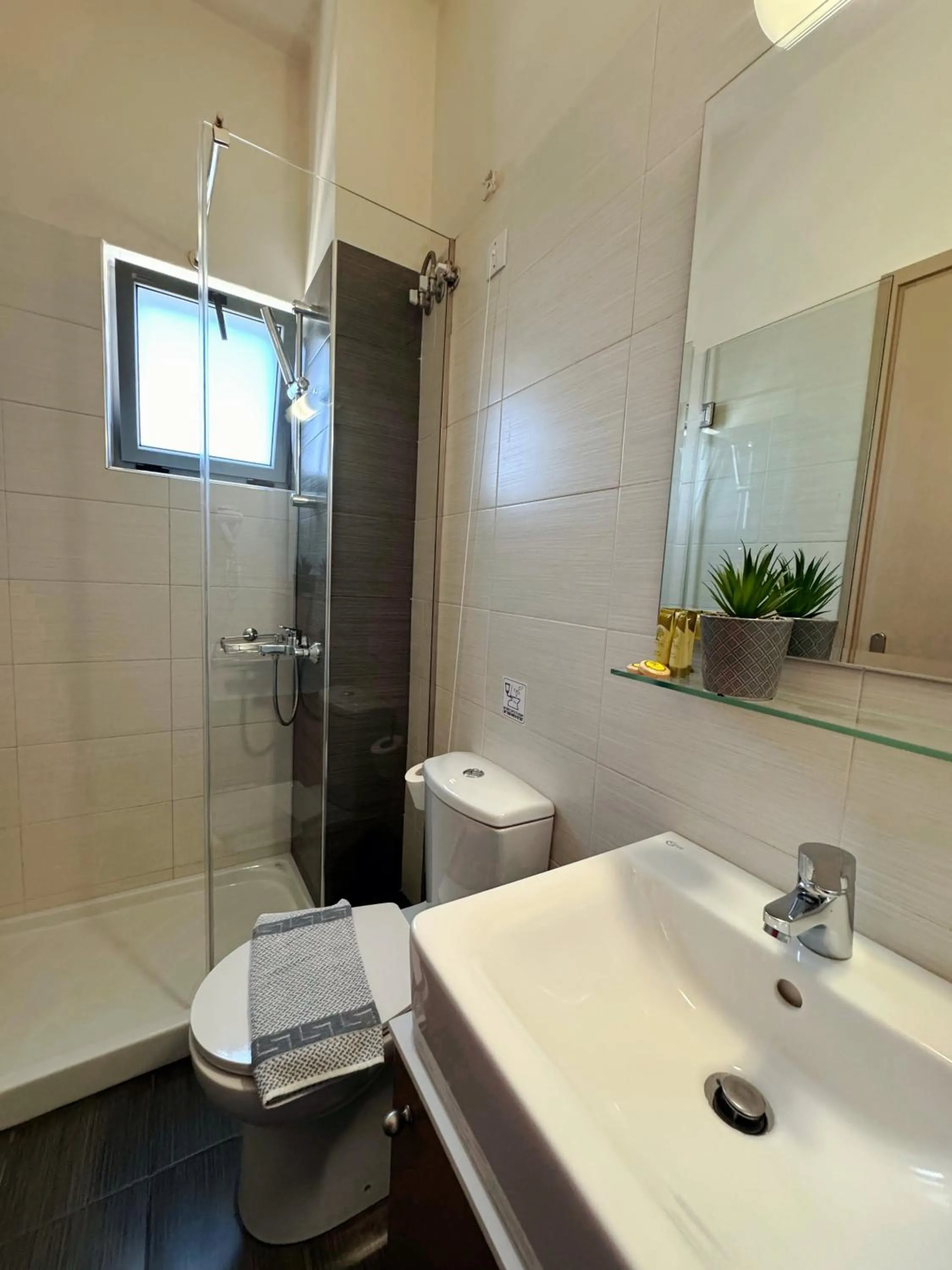 Shower in Vesperi Studios & Apartments