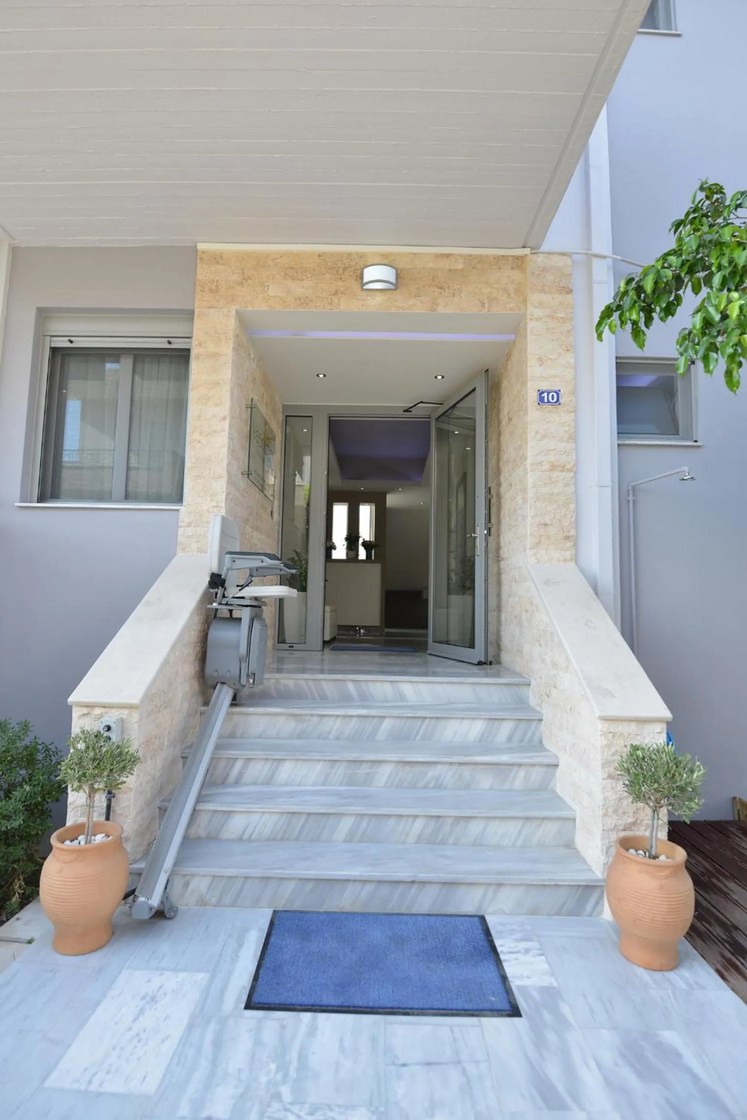 Facade/entrance in Vesperi Studios & Apartments