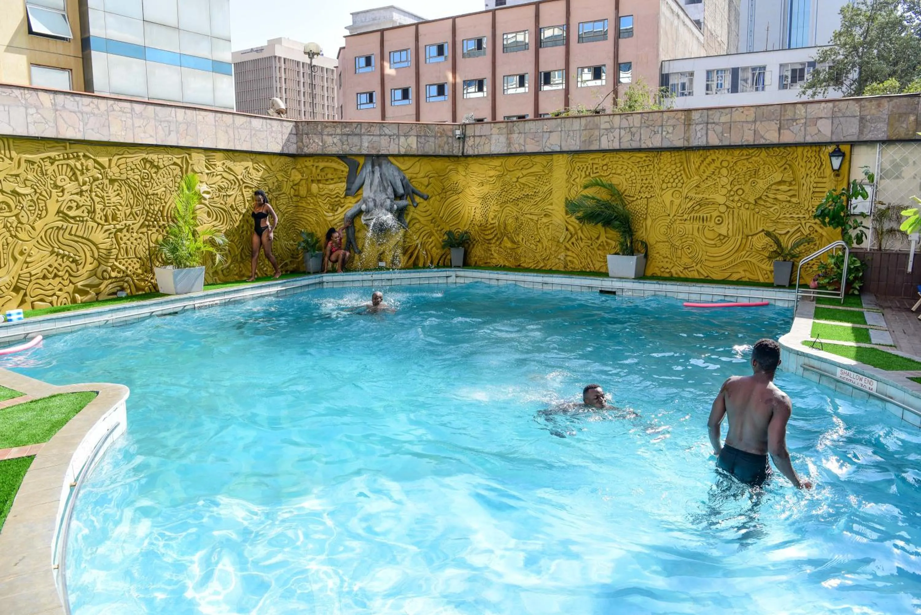 Swimming pool in Nairobi Safari Club by Swiss-Belhotel