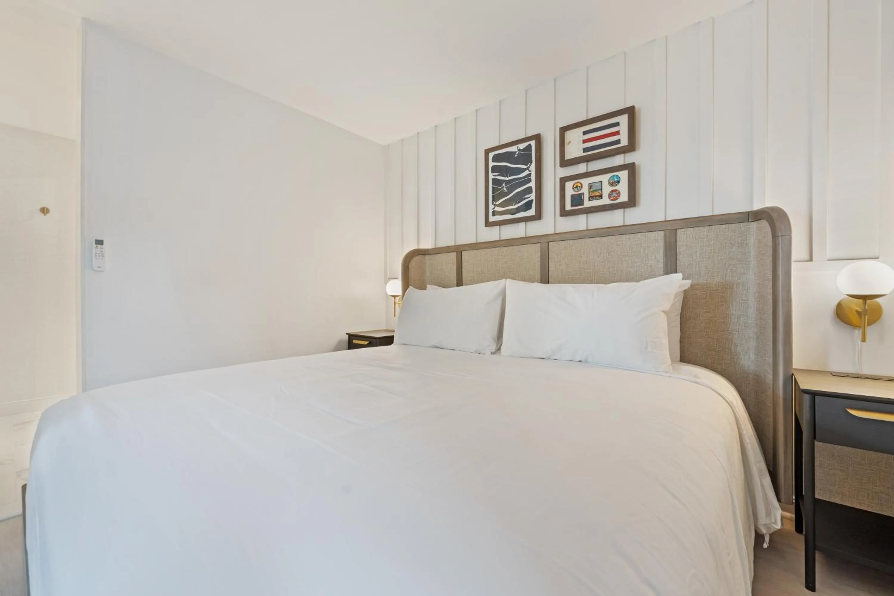 Bed in Greyfinch Chatham Inn