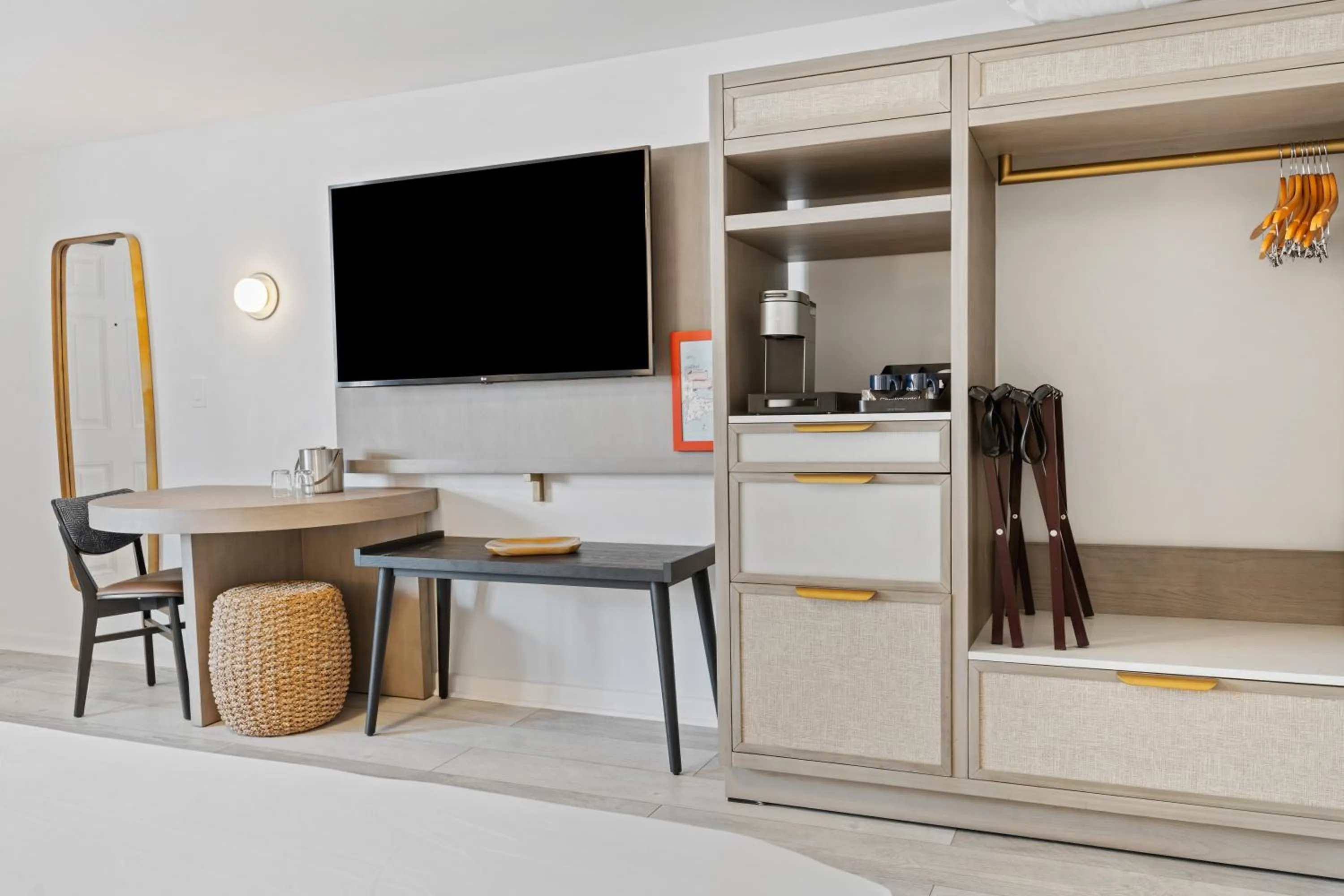 TV and multimedia in Greyfinch Chatham Inn