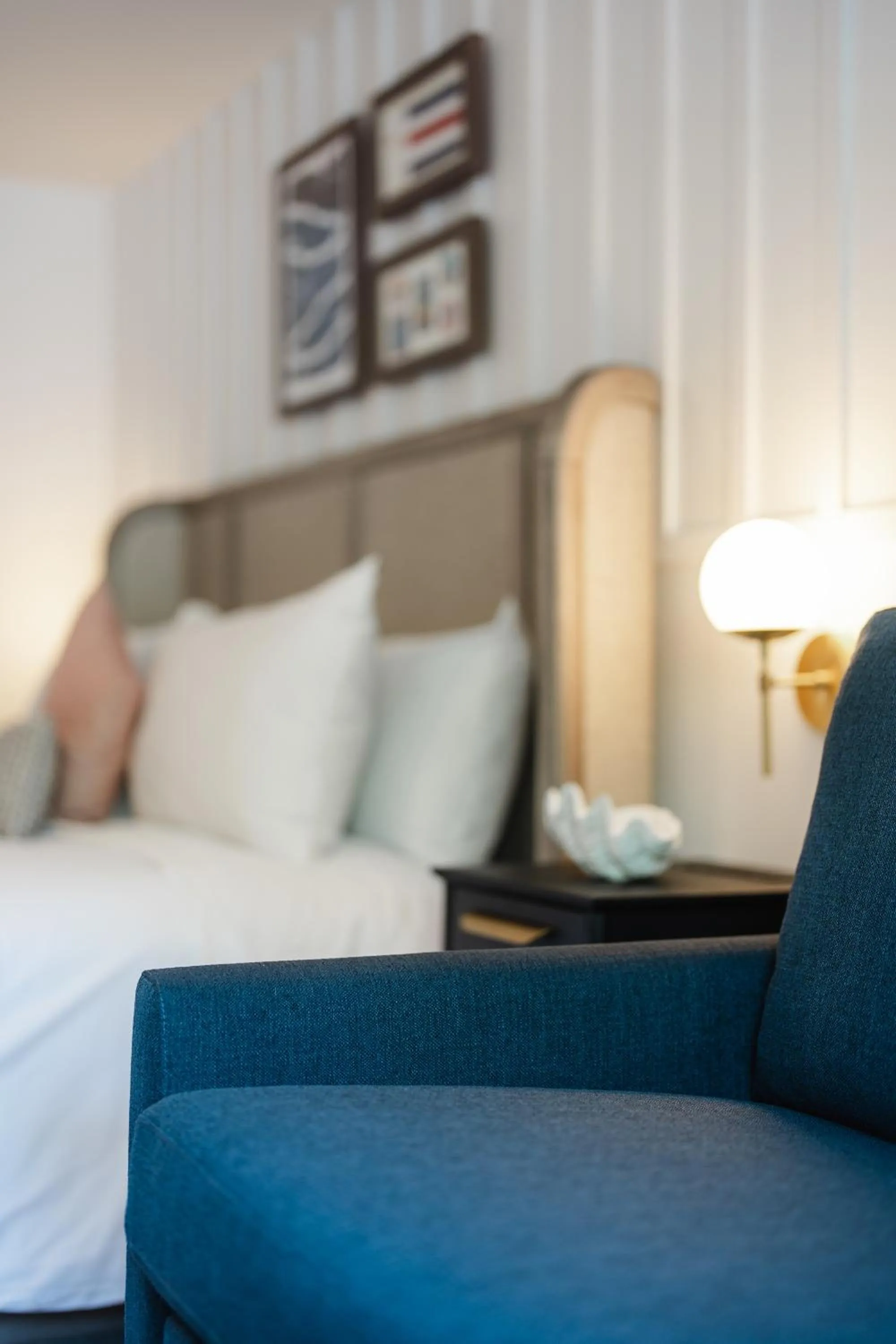 Seating area, Bed in Greyfinch Chatham Inn