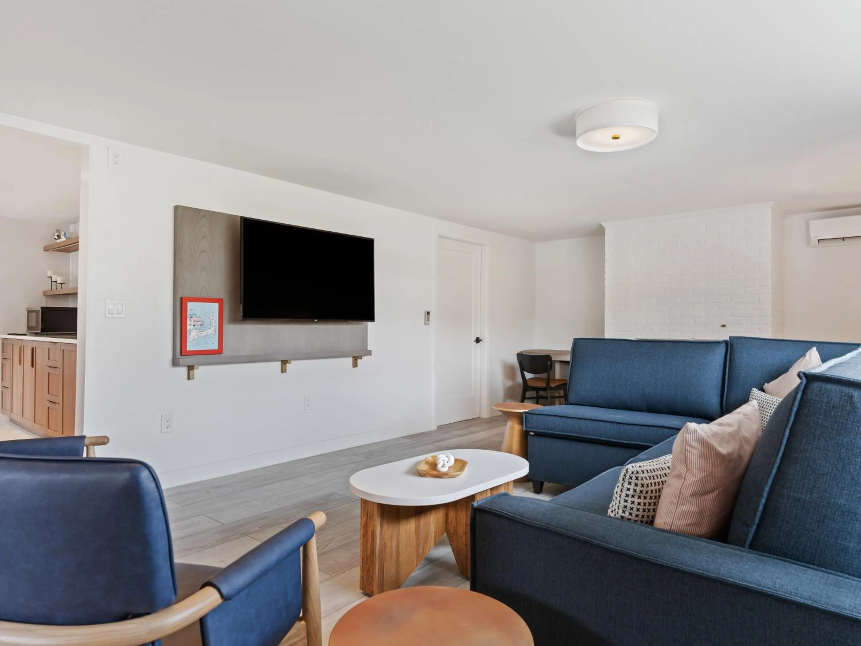 Seating area in Greyfinch Chatham Inn