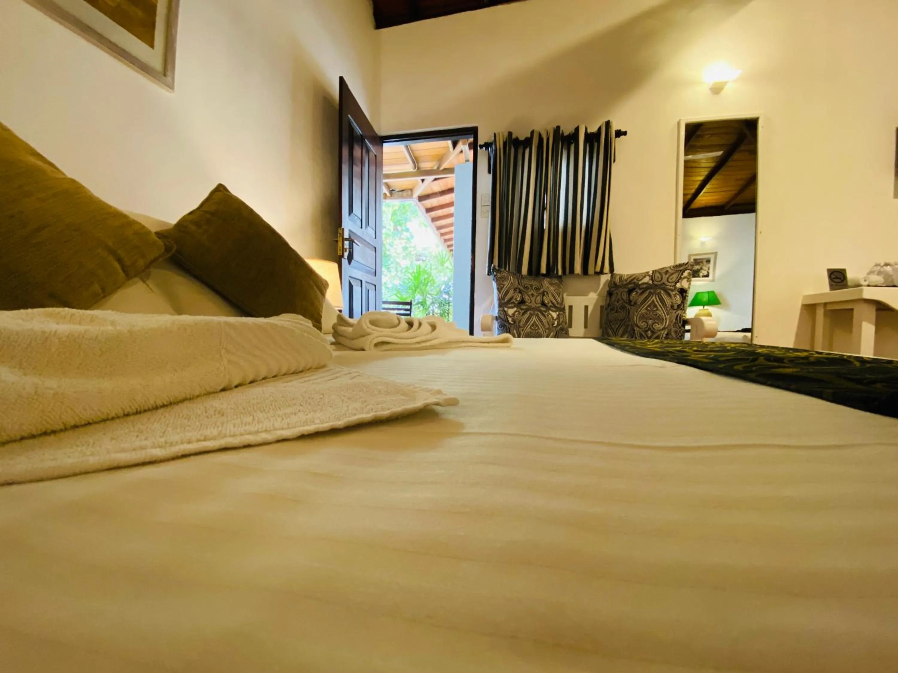 Photo of the whole room, Bed in Tartaruga Beach Unawatuna