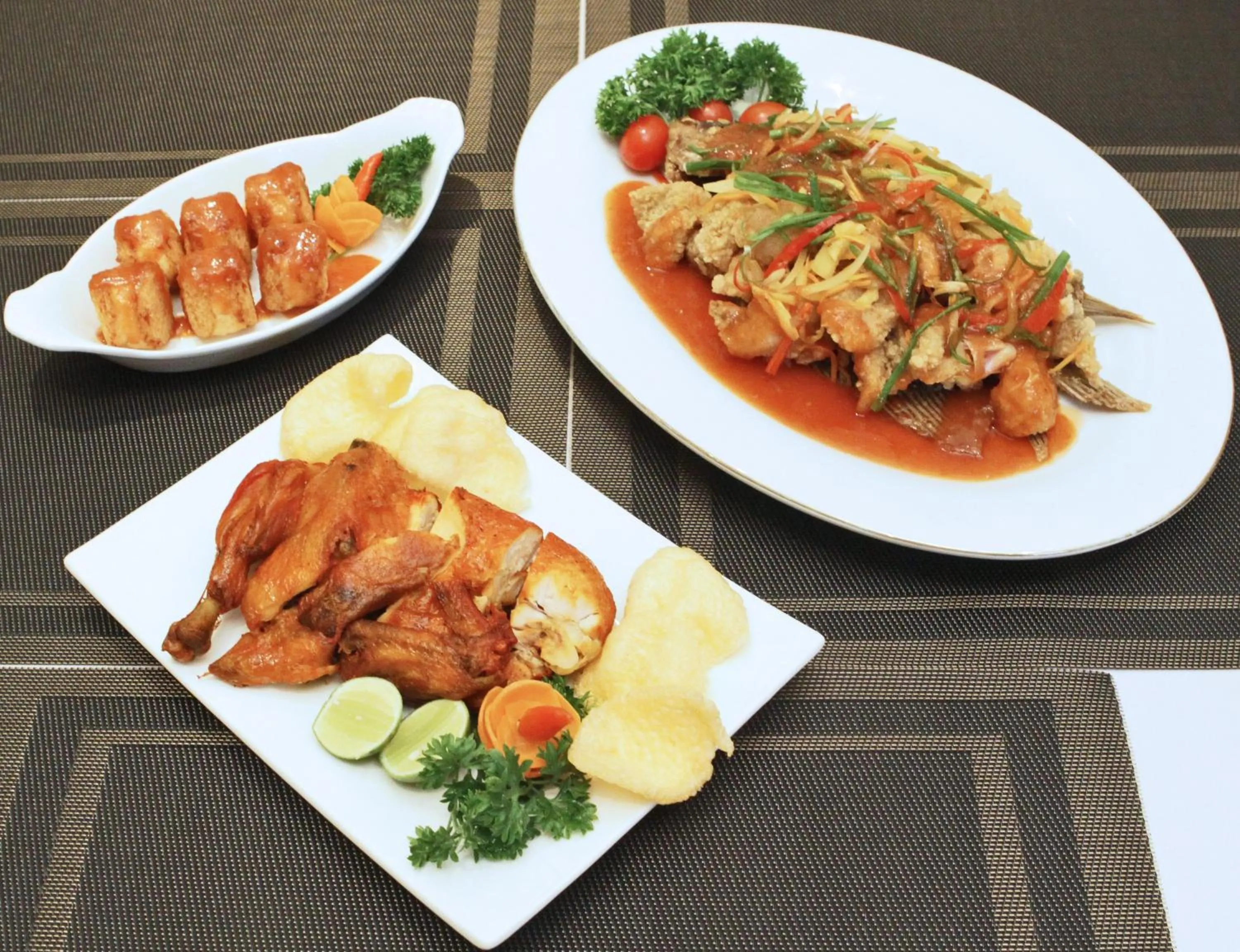 Restaurant/places to eat in Hotel Trio Indah 2