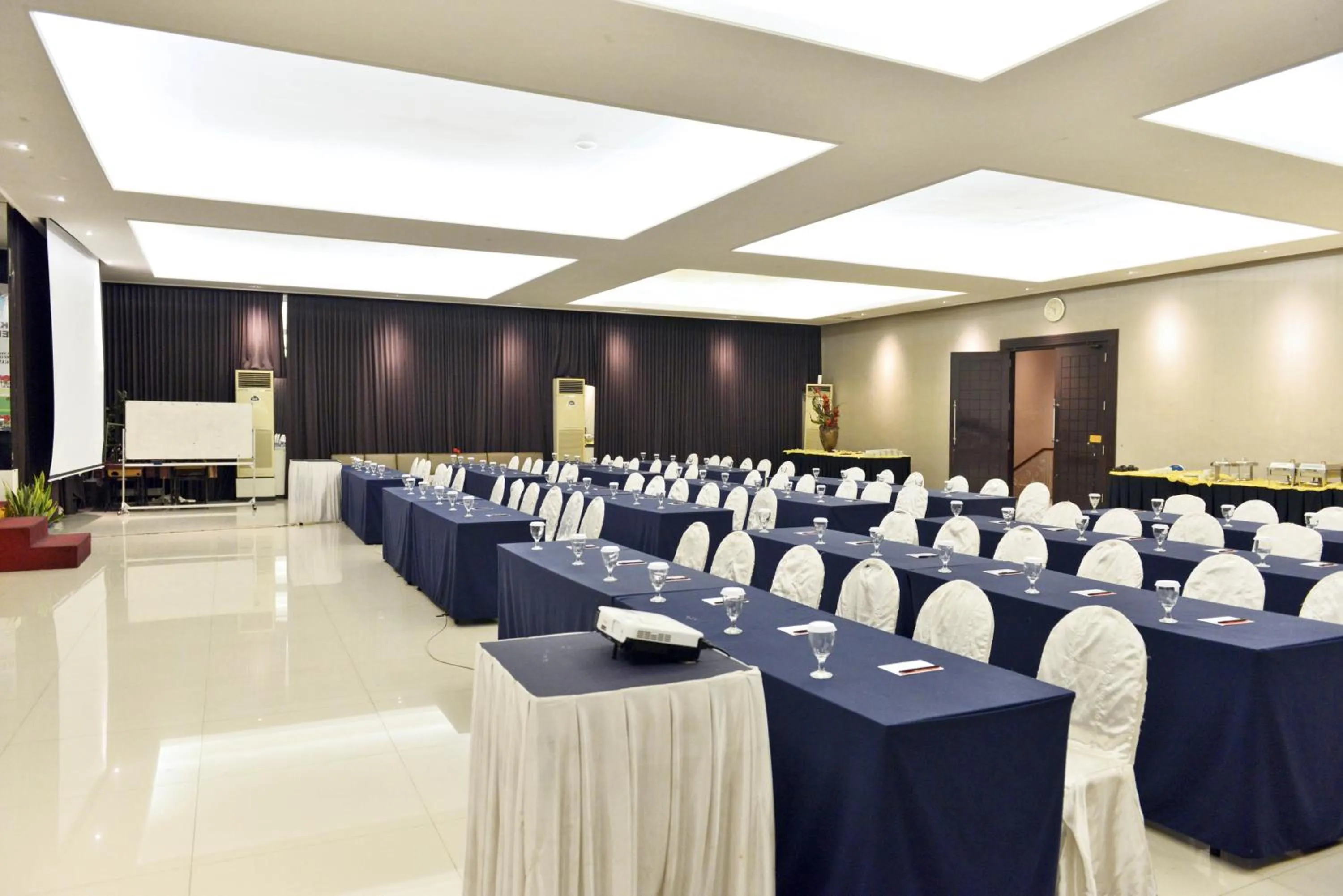 Business facilities in Hotel Trio Indah 2