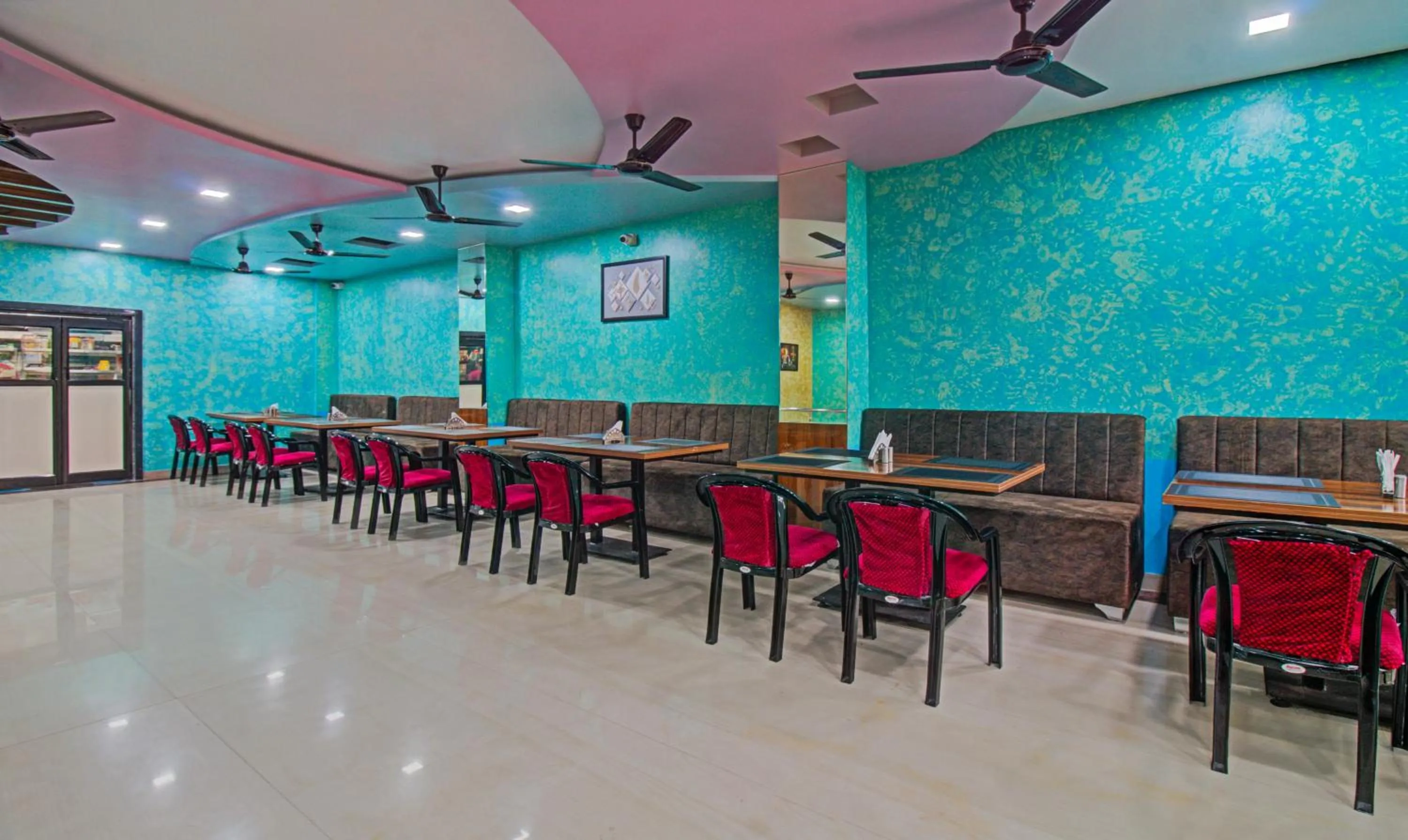 Restaurant/places to eat in Treebo Royal, Chandrapur