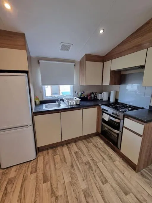 Kitchen or kitchenette in Holiday home in Dymchurch - New Beach Holiday Park