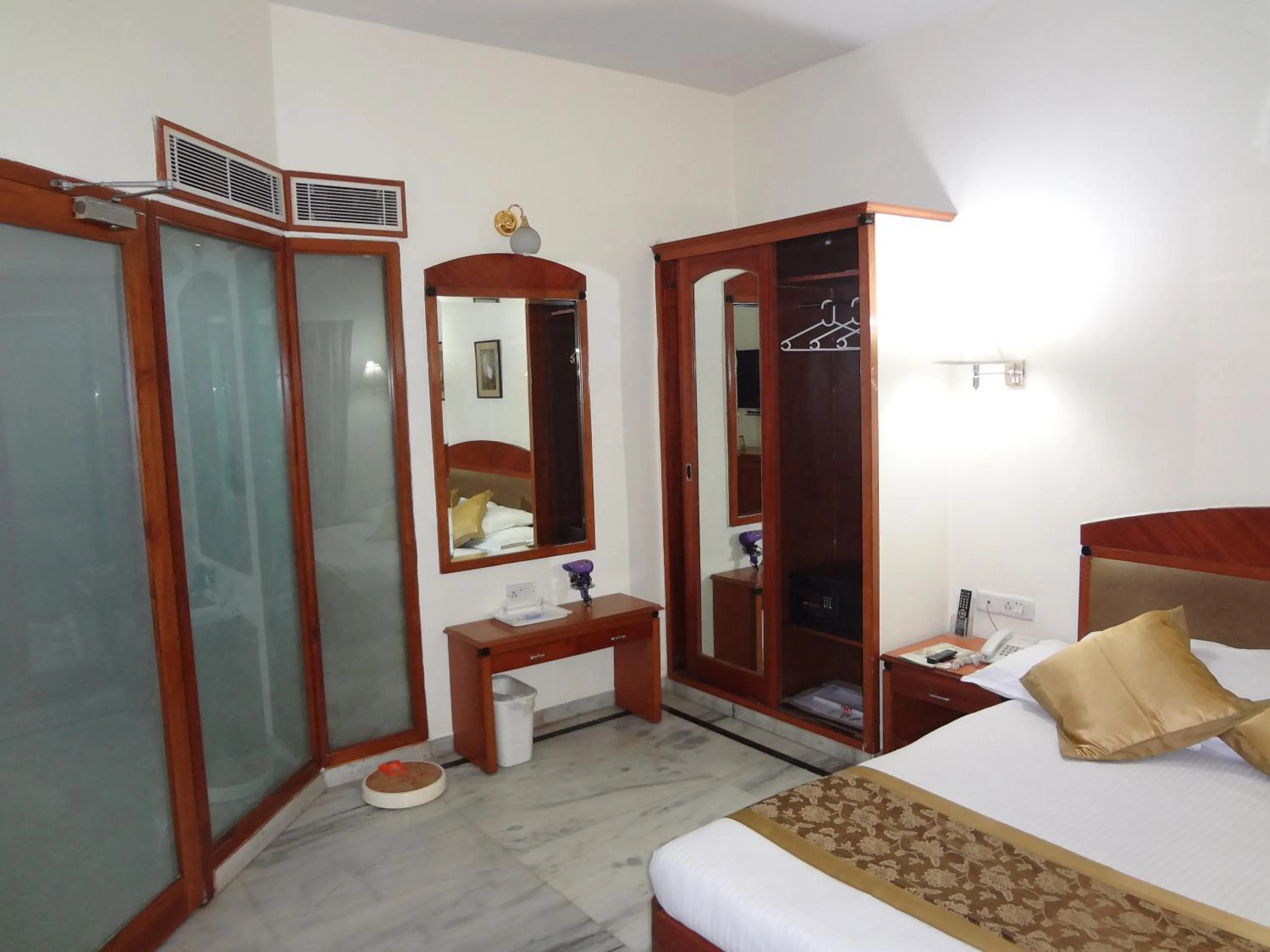 Photo of the whole room, Bed in Daspalla Executive Court