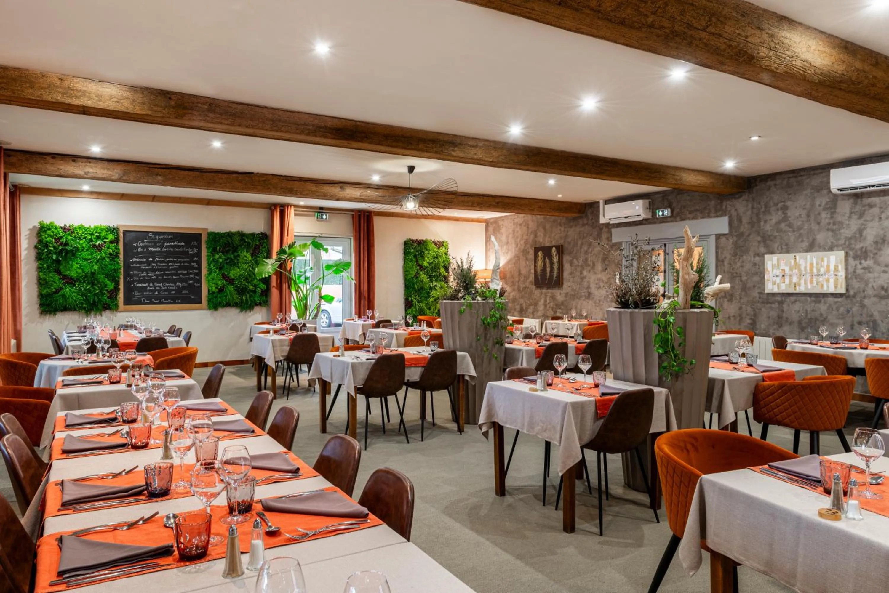 Restaurant/places to eat in Logis Hotel-Restaurant Saint Romain