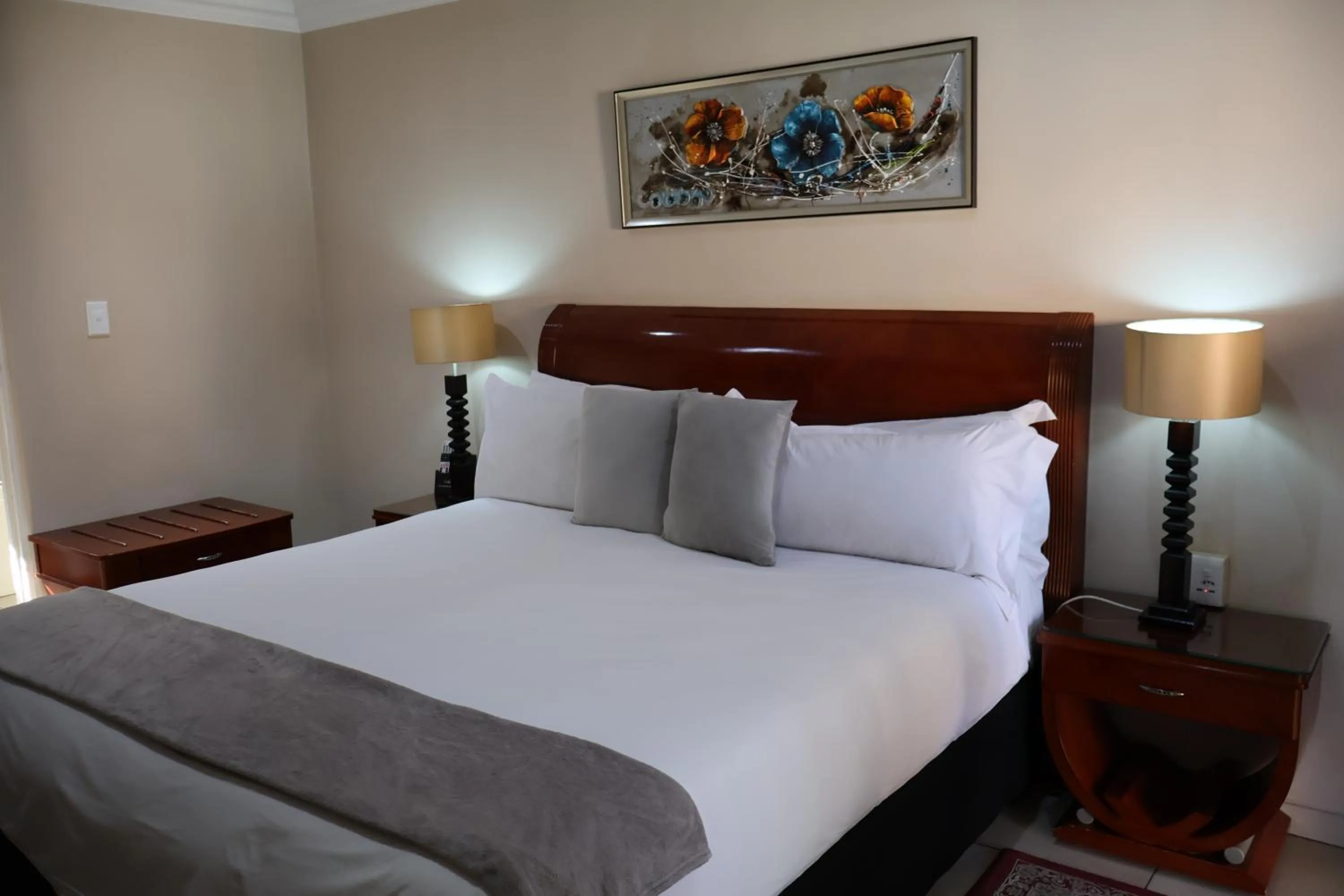 Bed in Lakeview Boutique Hotel & Conference Center