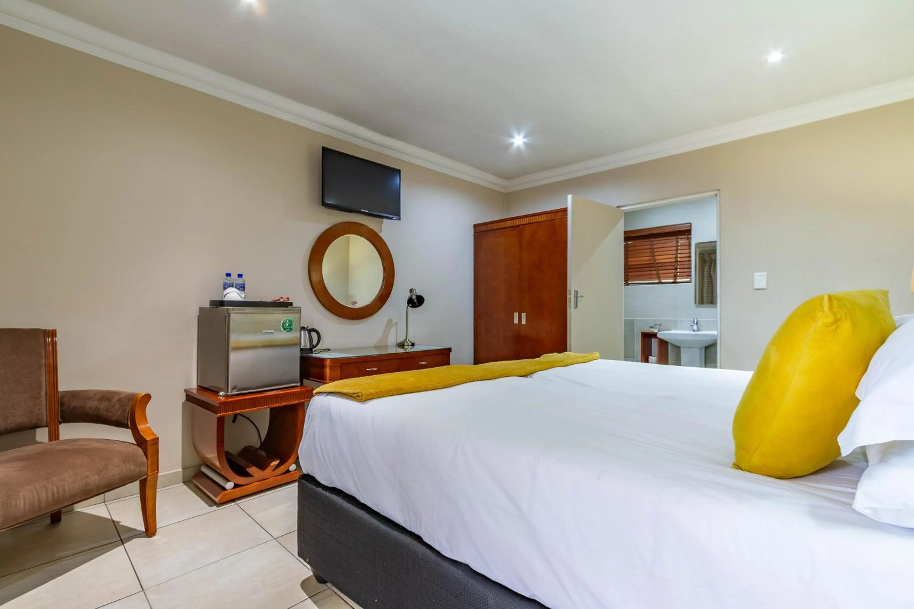 Bed in Lakeview Boutique Hotel & Conference Center