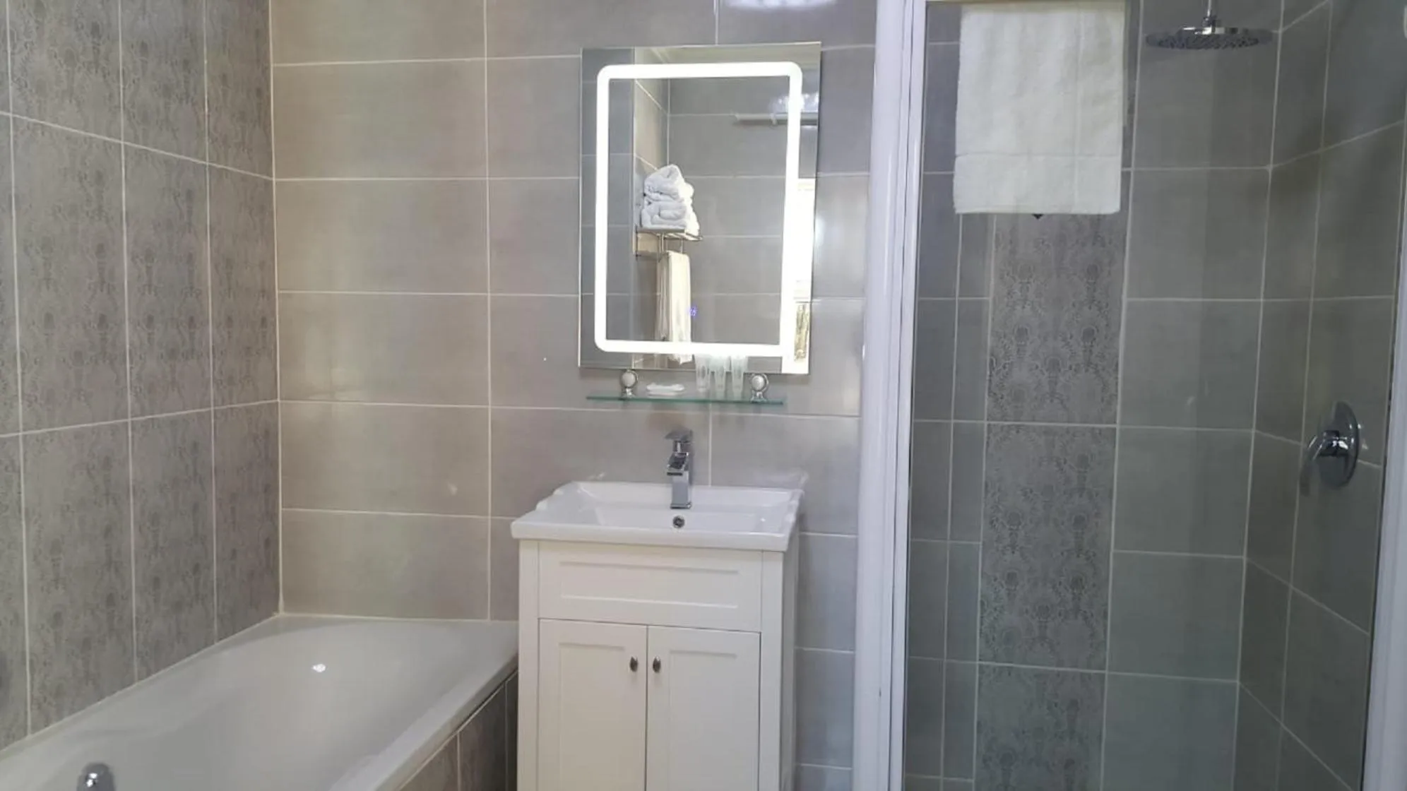 Bathroom in Lakeview Boutique Hotel & Conference Center