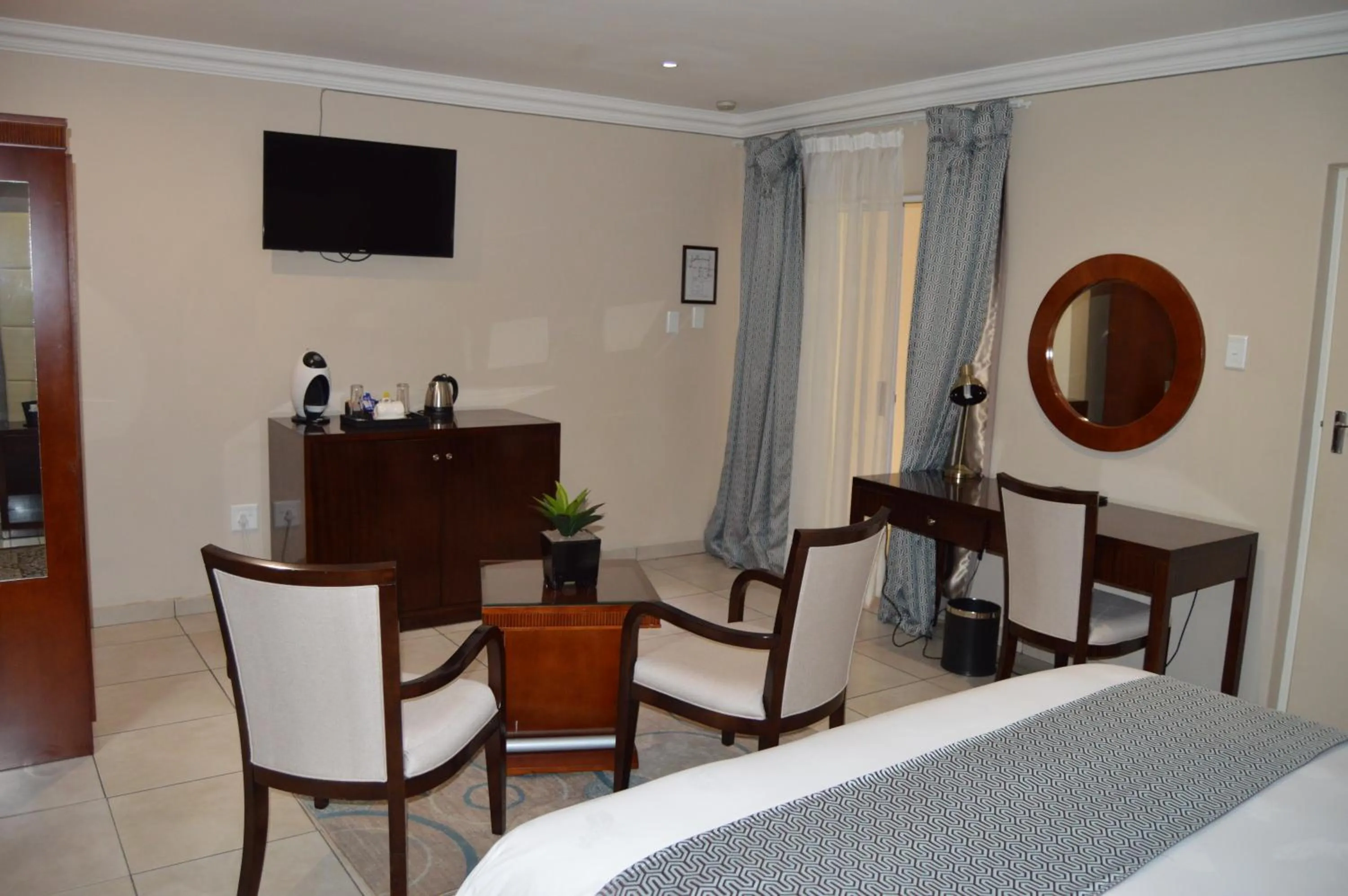 Property building, Bed in Lakeview Boutique Hotel & Conference Center