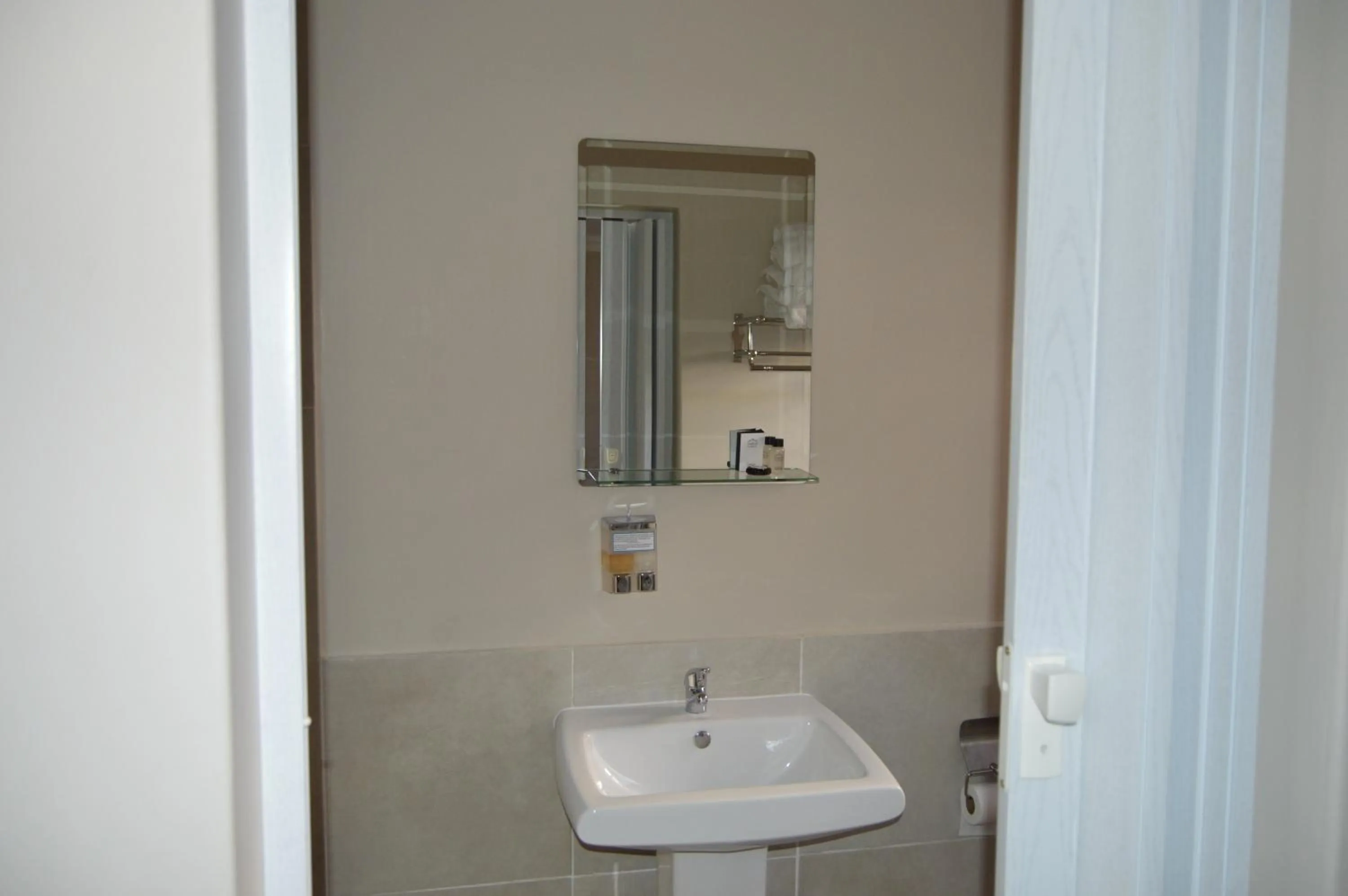 Shower in Lakeview Boutique Hotel & Conference Center