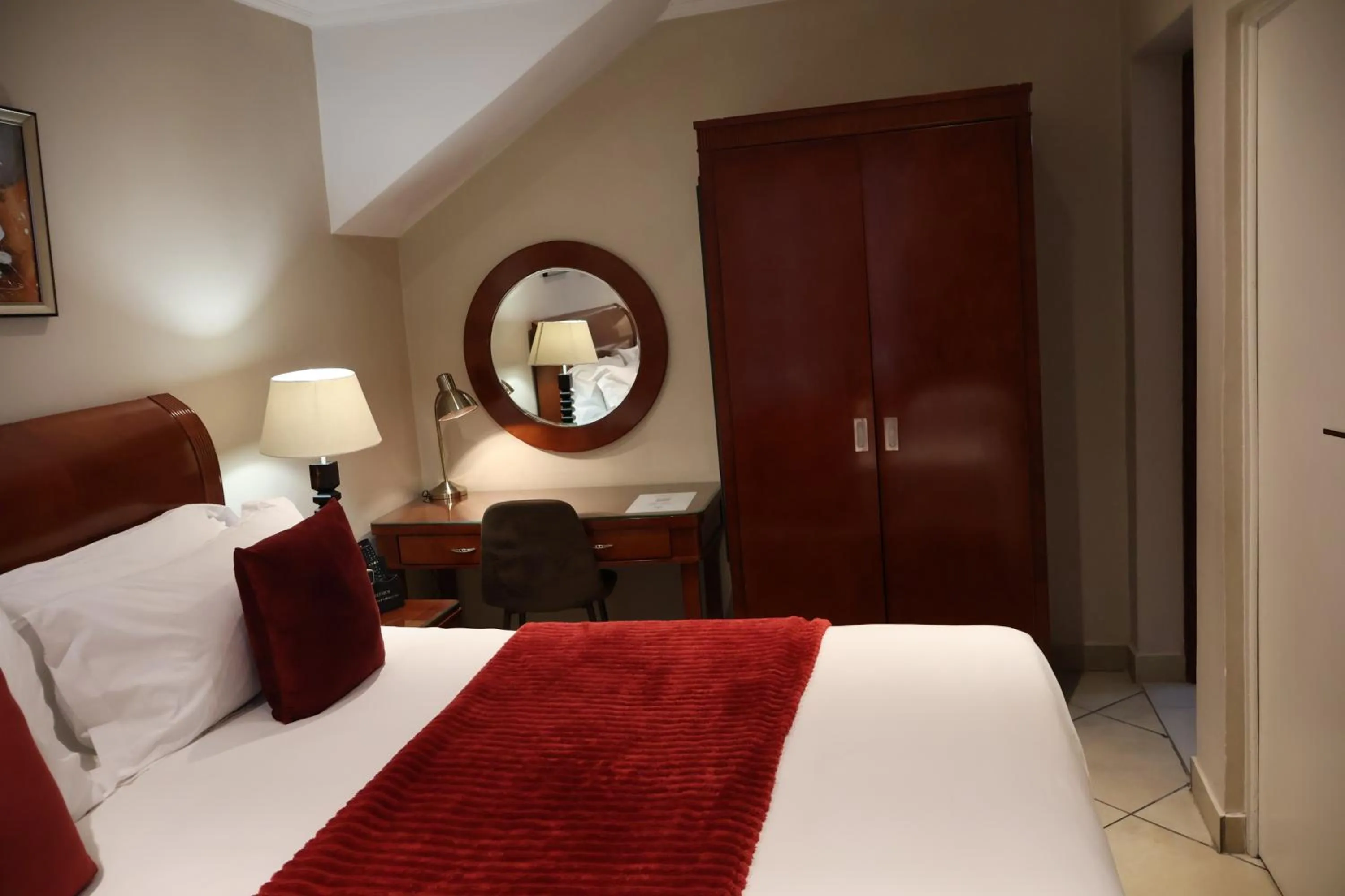 View (from property/room), Bed in Lakeview Boutique Hotel & Conference Center