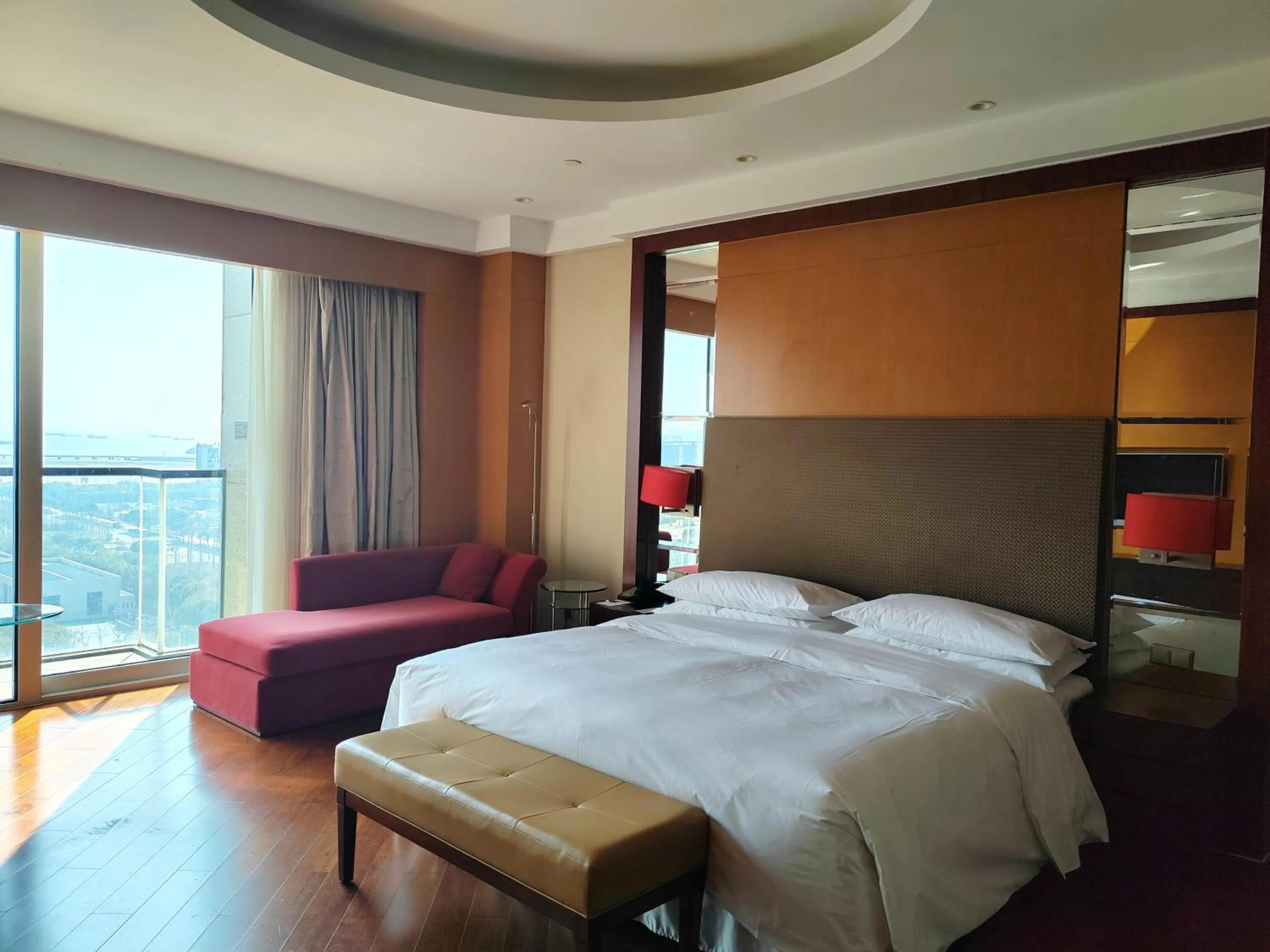 Photo of the whole room, Bed in Sheraton Zhoushan Hotel