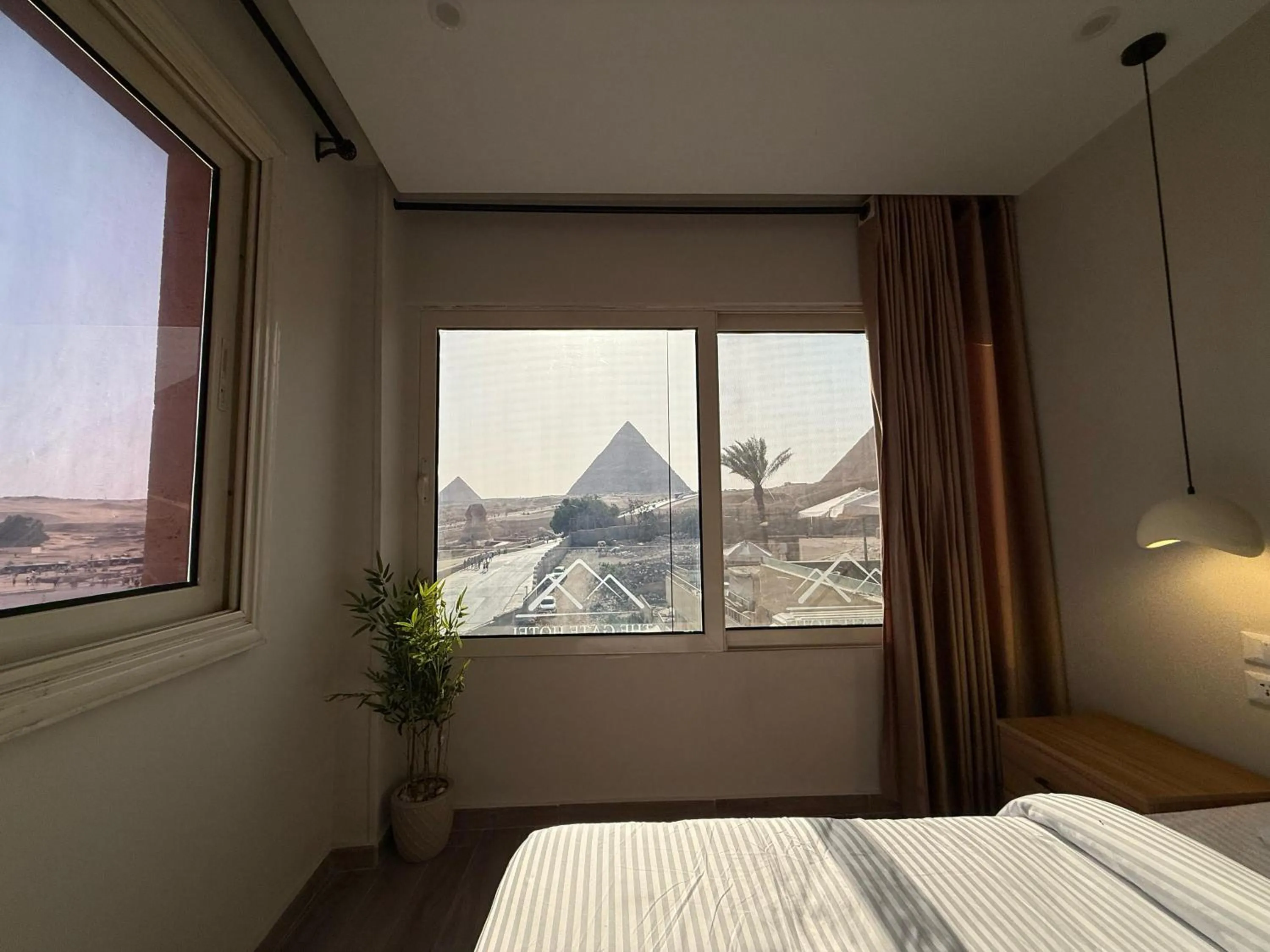 Bed in The Gate Hotel Front Pyramids & Sphinx View