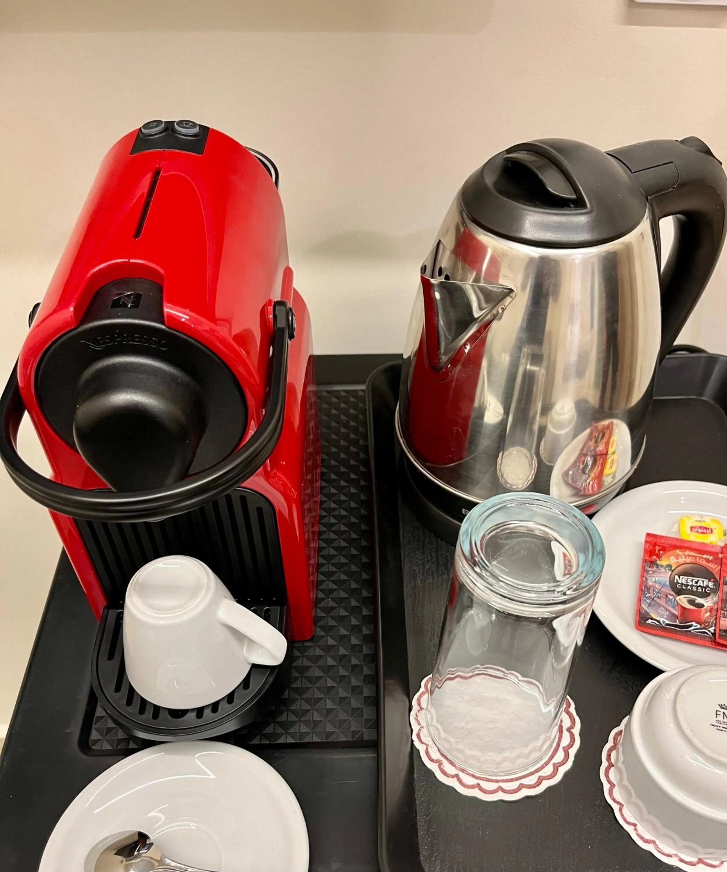 Coffee/tea facilities in The Gate Hotel Front Pyramids & Sphinx View