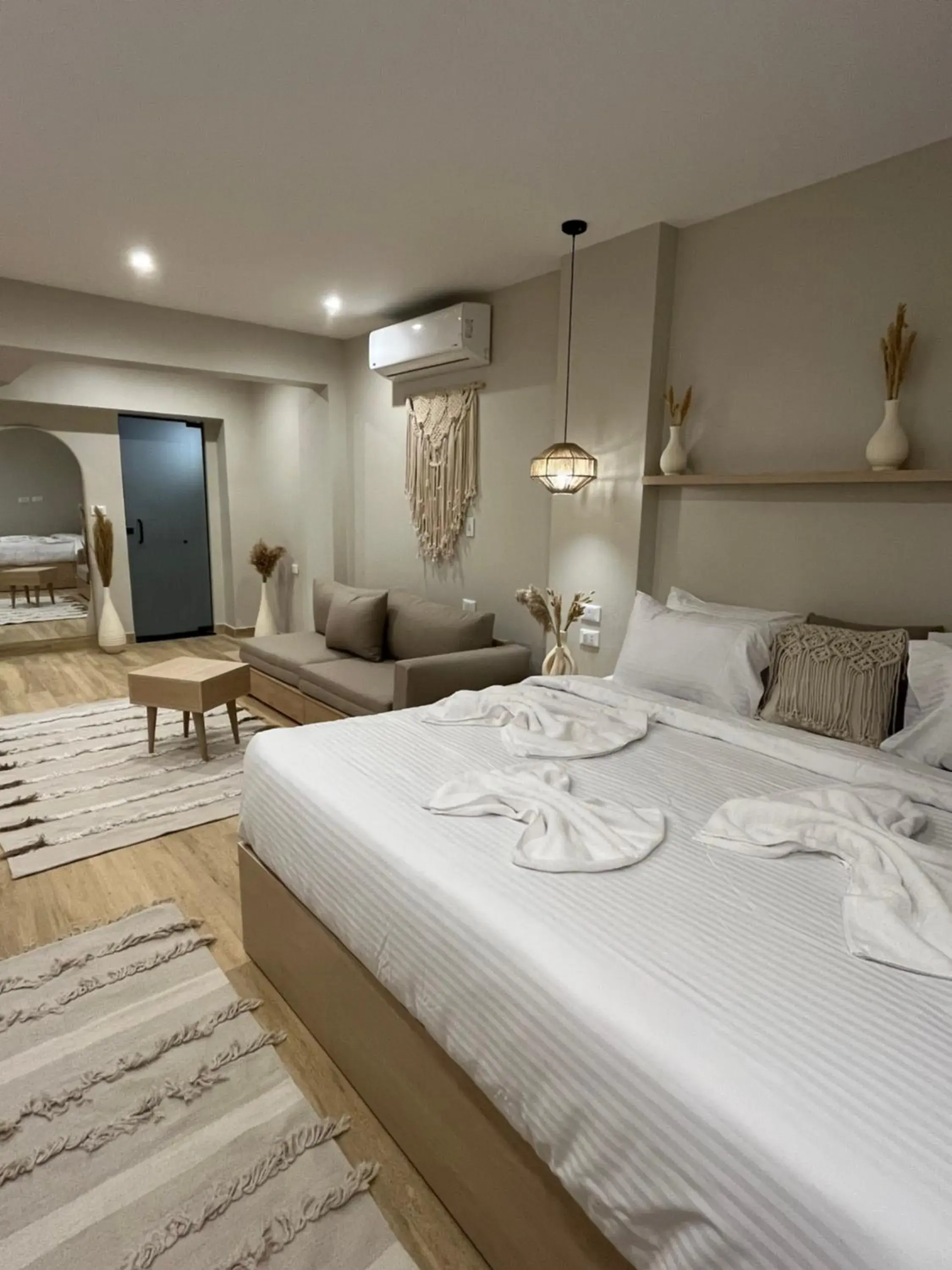 Bedroom, Bed in The Gate Hotel Front Pyramids & Sphinx View Bedroom, Bed in The Gate Hotel Front Pyramids & Sphinx View