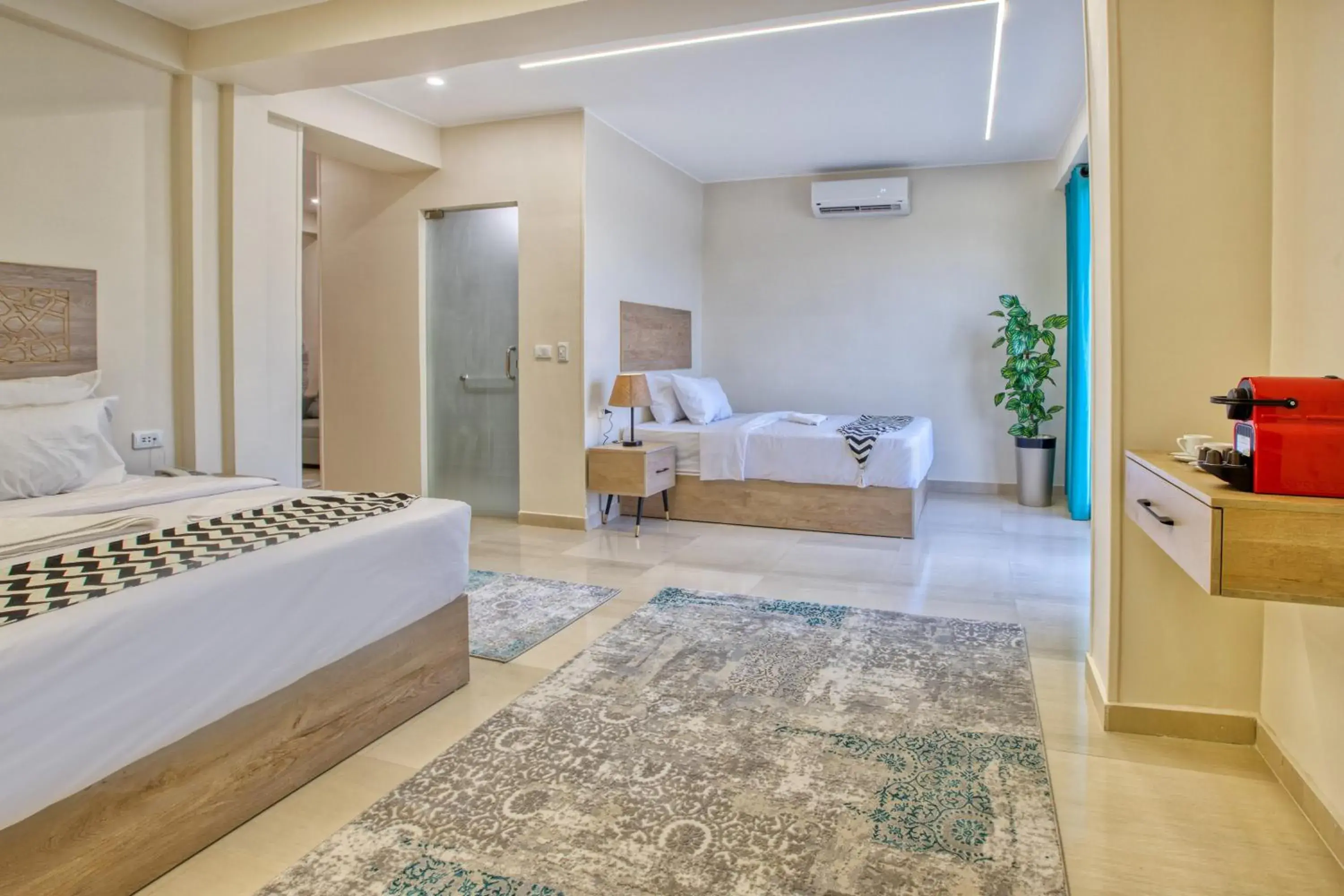 Photo of the whole room, Bed in The Gate Hotel Front Pyramids & Sphinx View Photo of the whole room, Bed in The Gate Hotel Front Pyramids & Sphinx View