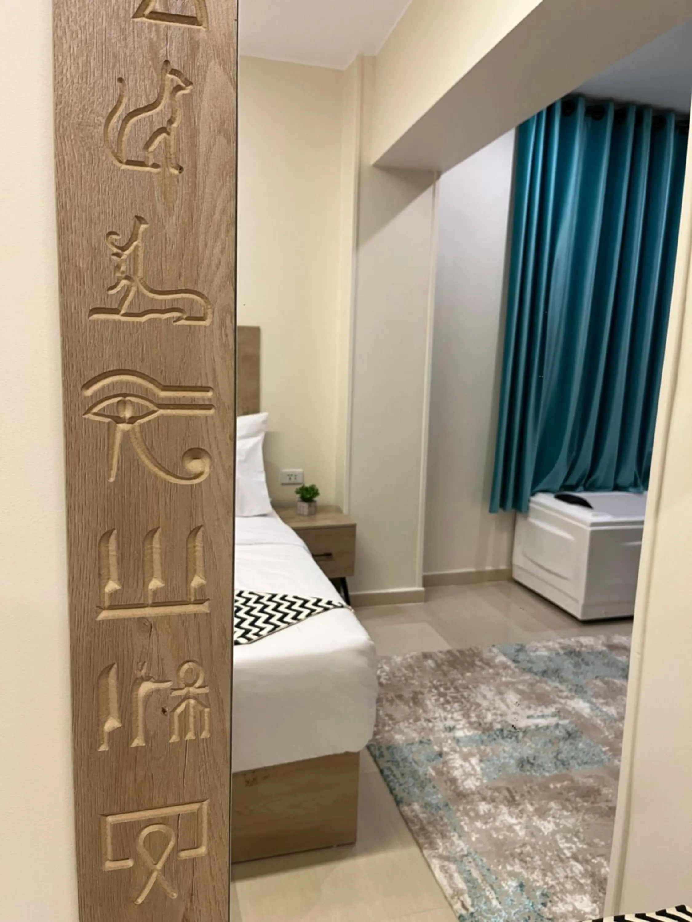 Bedroom, Bed in The Gate Hotel Front Pyramids & Sphinx View