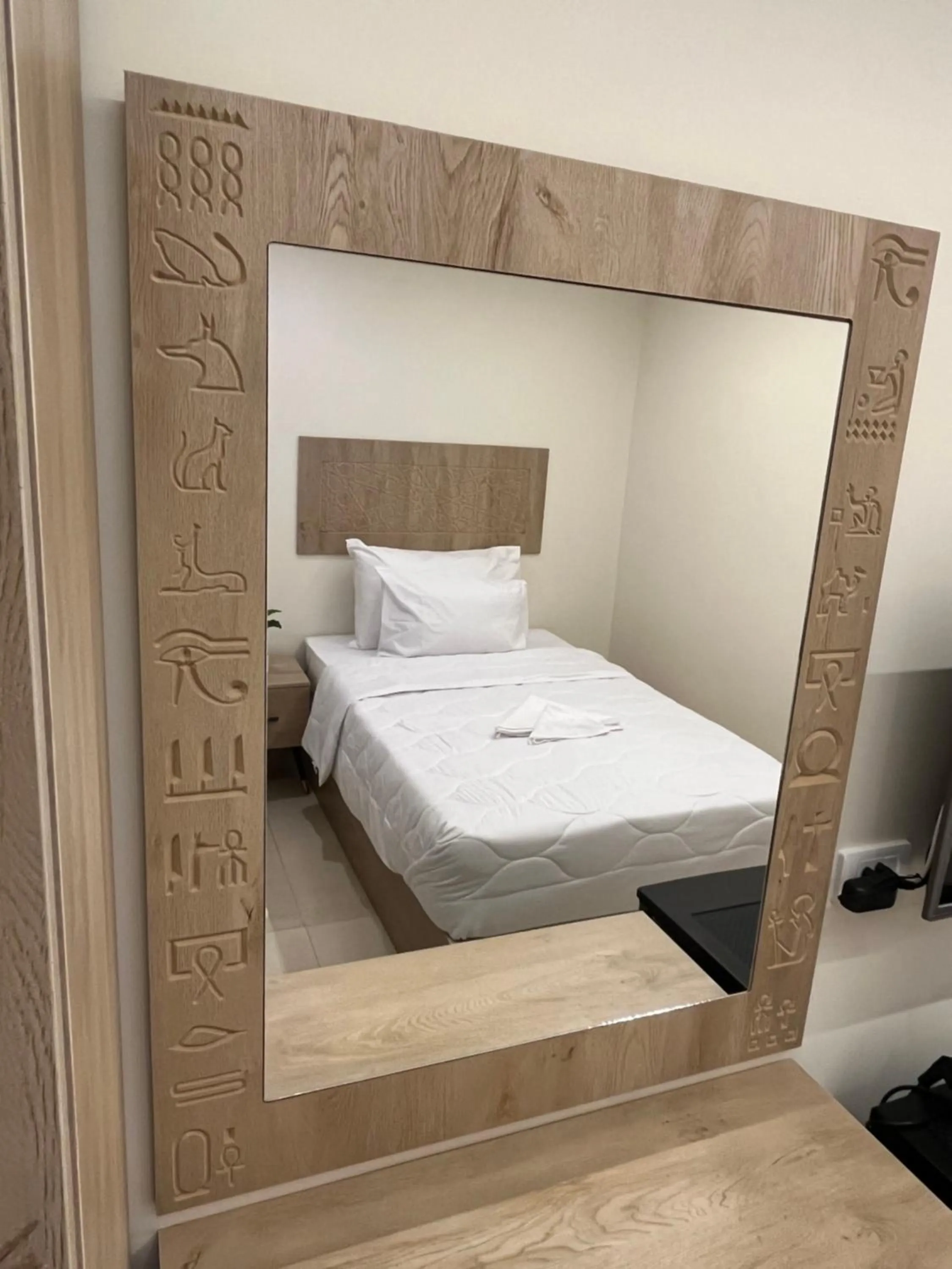 Bed in The Gate Hotel Front Pyramids & Sphinx View