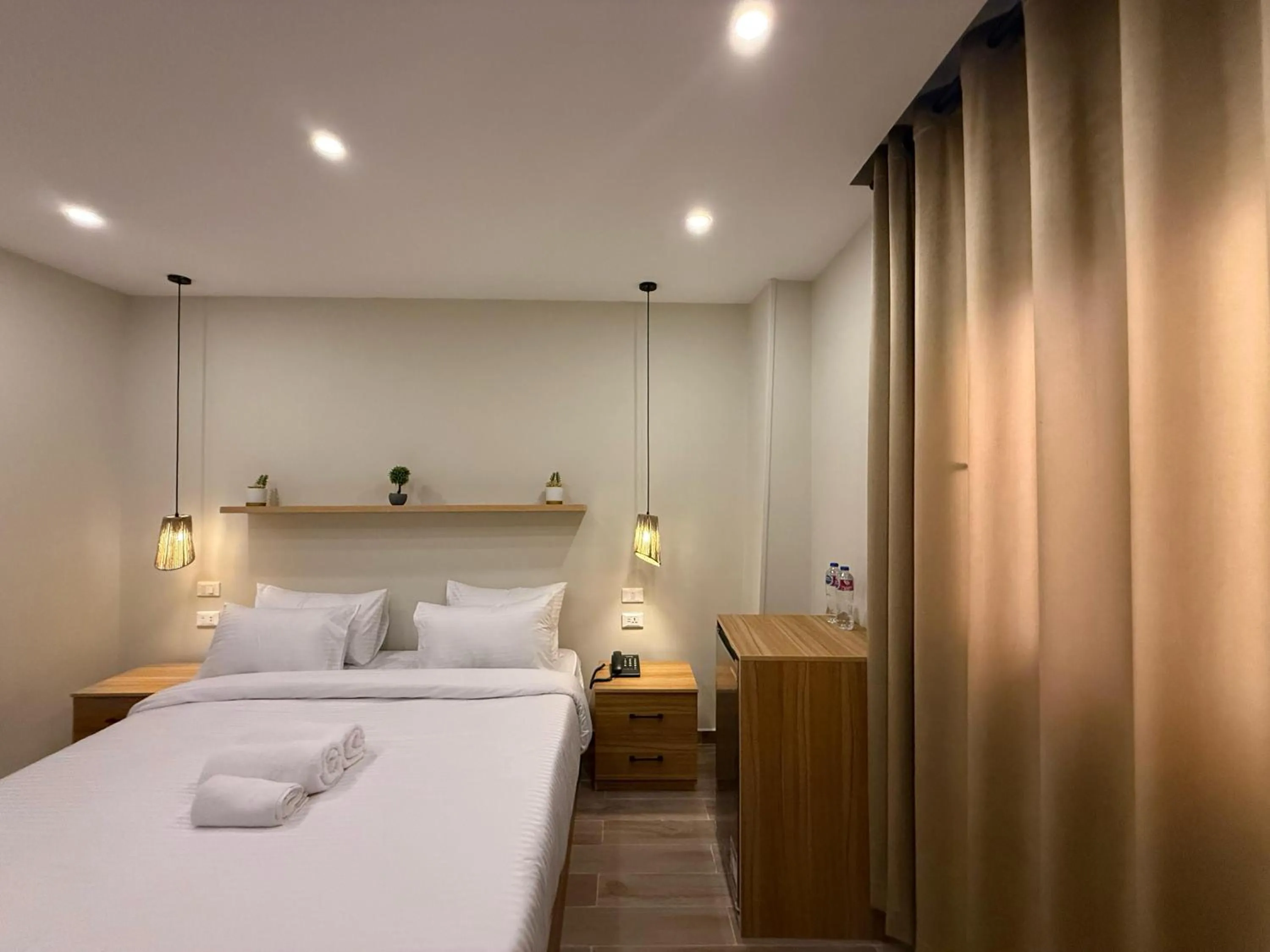 Photo of the whole room, Bed in The Gate Hotel Front Pyramids & Sphinx View