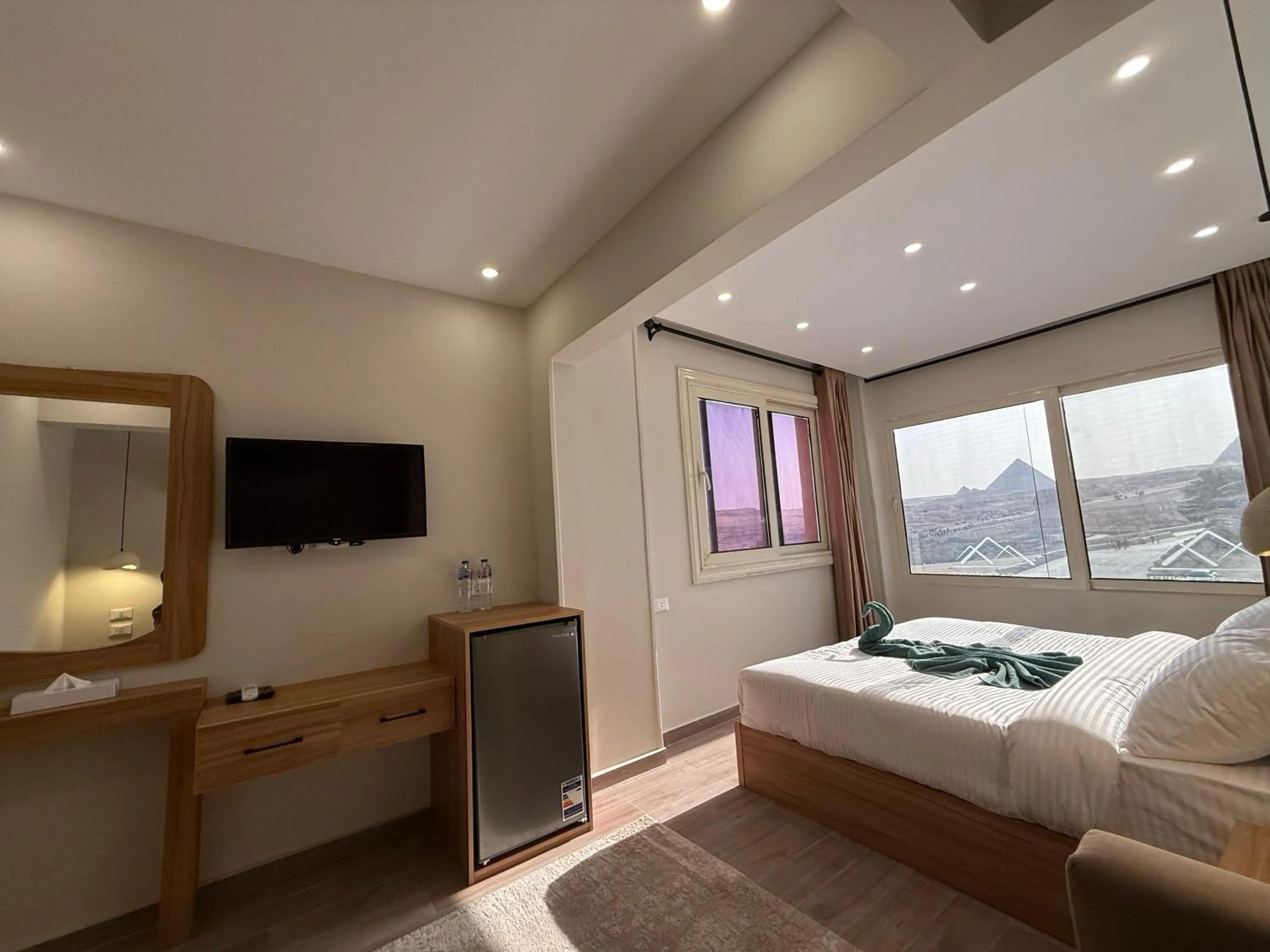 Bed in The Gate Hotel Front Pyramids & Sphinx View