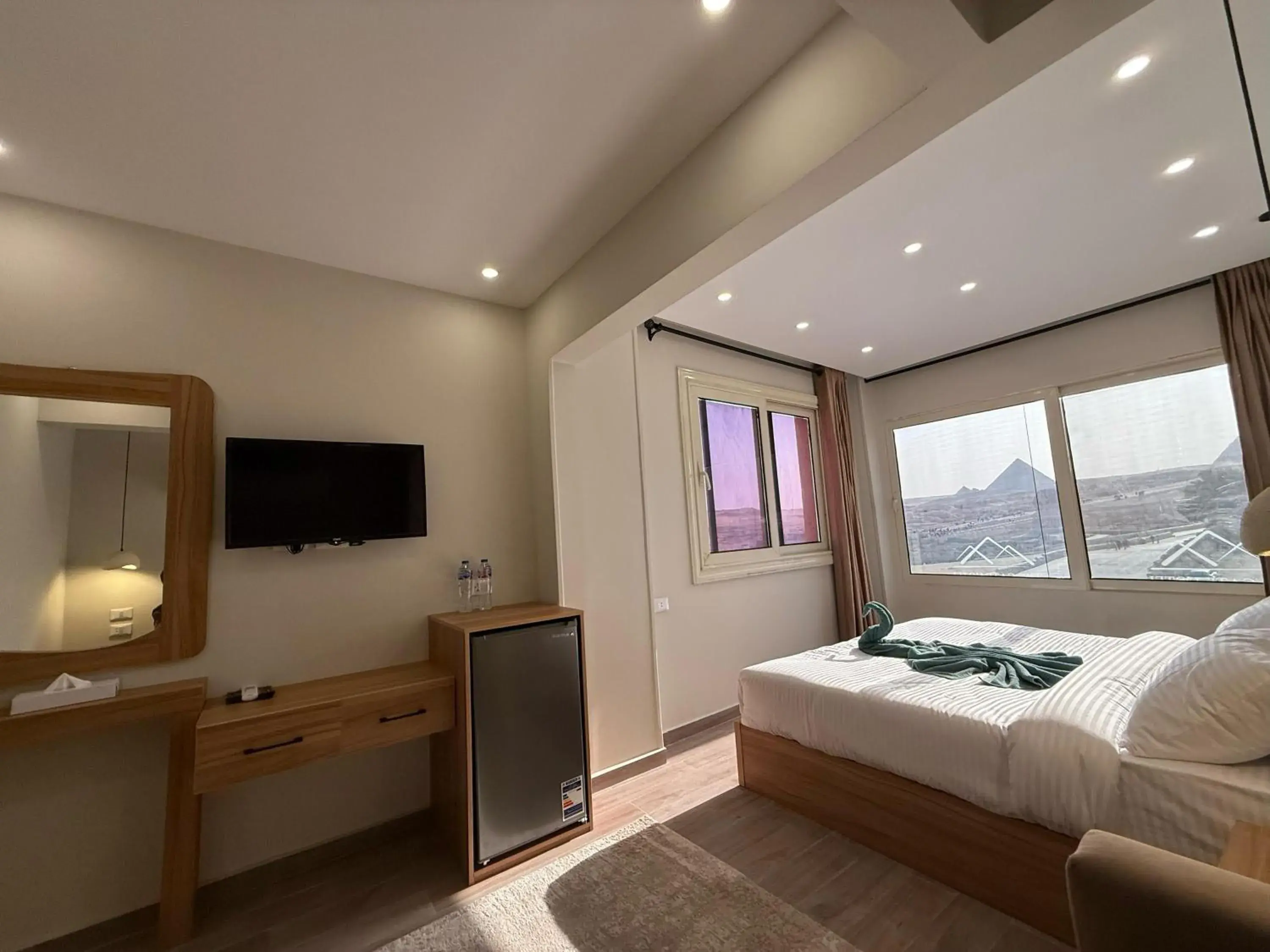 Bed in The Gate Hotel Front Pyramids & Sphinx View Bed in The Gate Hotel Front Pyramids & Sphinx View