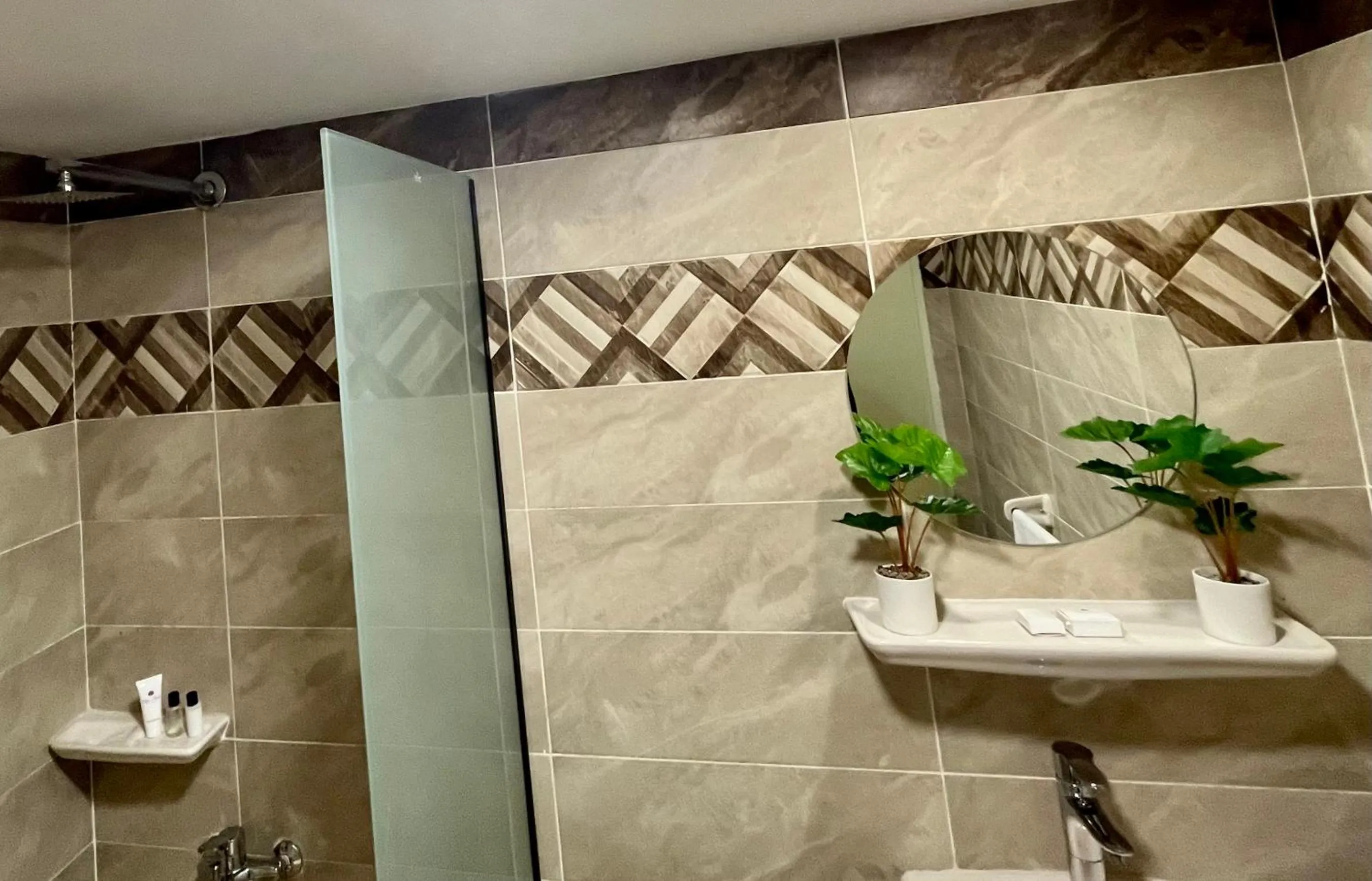 Shower in The Gate Hotel Front Pyramids & Sphinx View