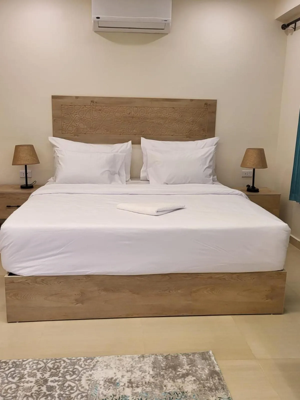 Bedroom, Bed in The Gate Hotel Front Pyramids & Sphinx View