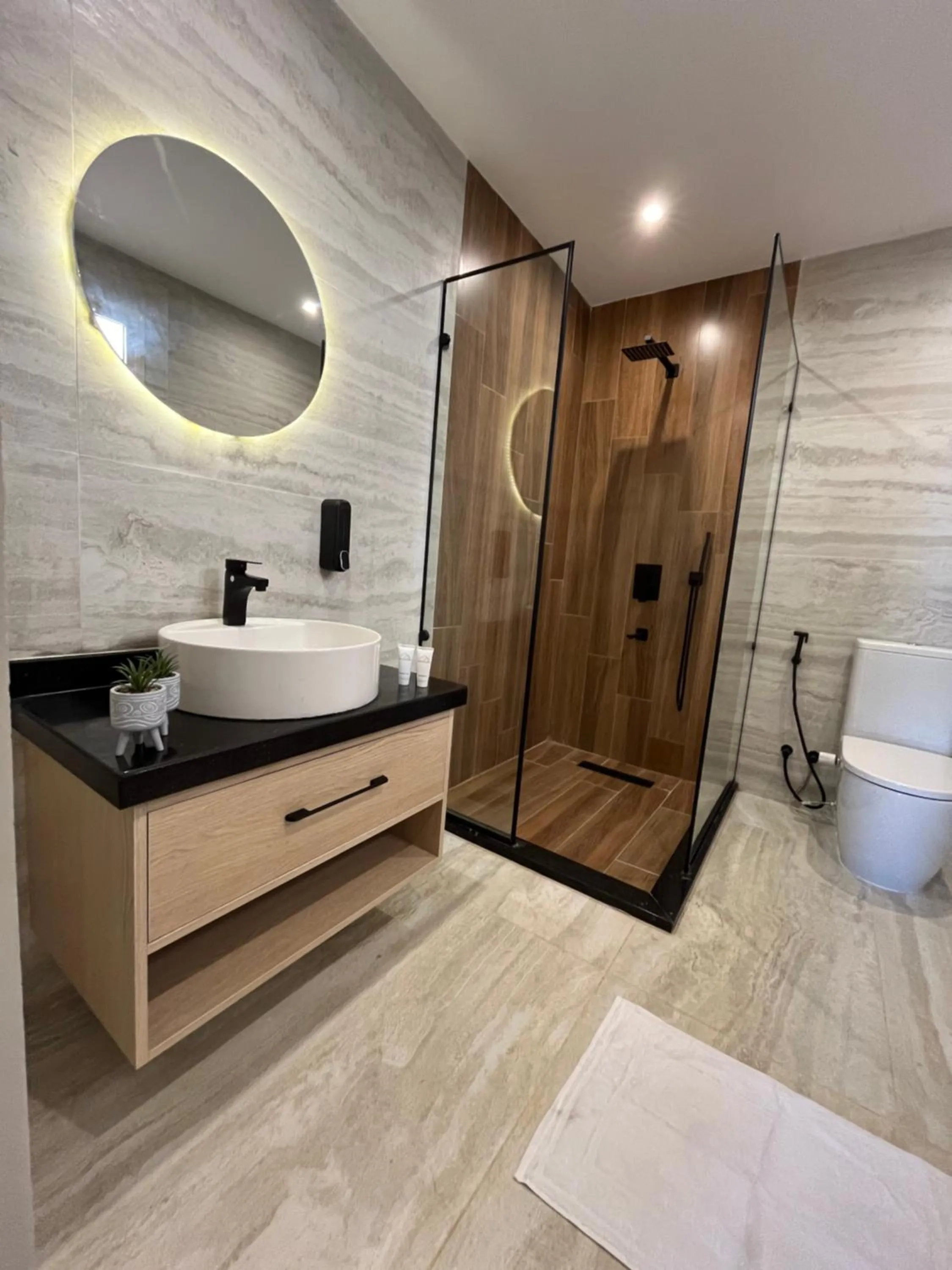 Shower in The Gate Hotel Front Pyramids & Sphinx View