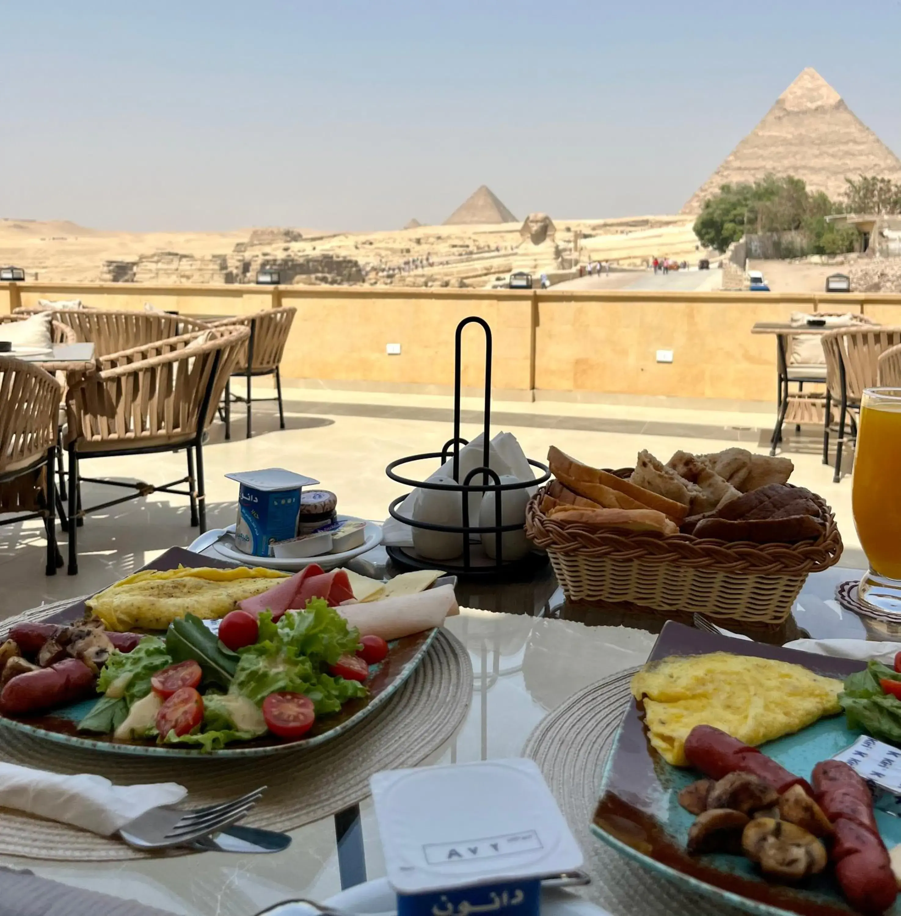 Breakfast in The Gate Hotel Front Pyramids & Sphinx View Breakfast in The Gate Hotel Front Pyramids & Sphinx View