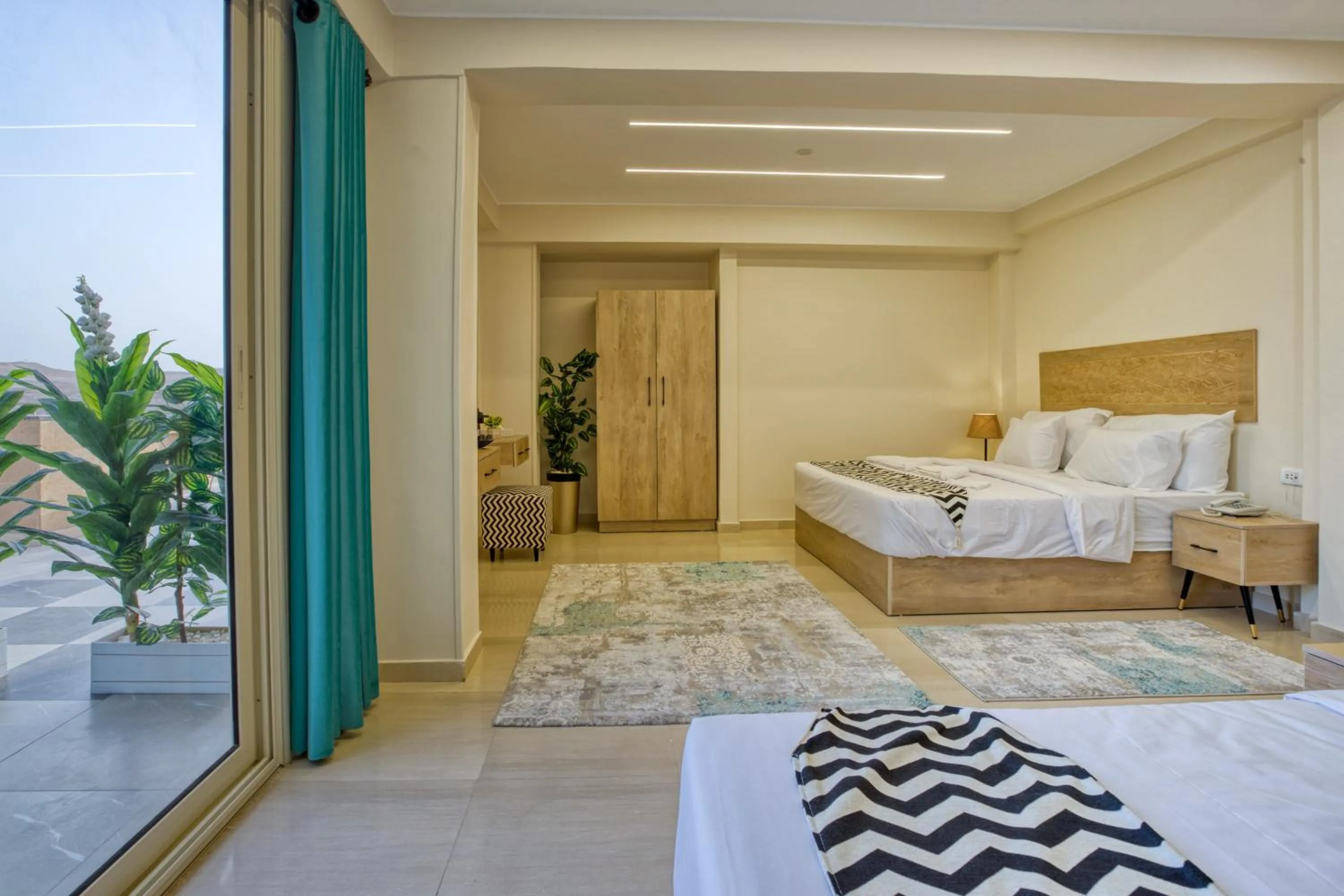 Bed in The Gate Hotel Front Pyramids & Sphinx View