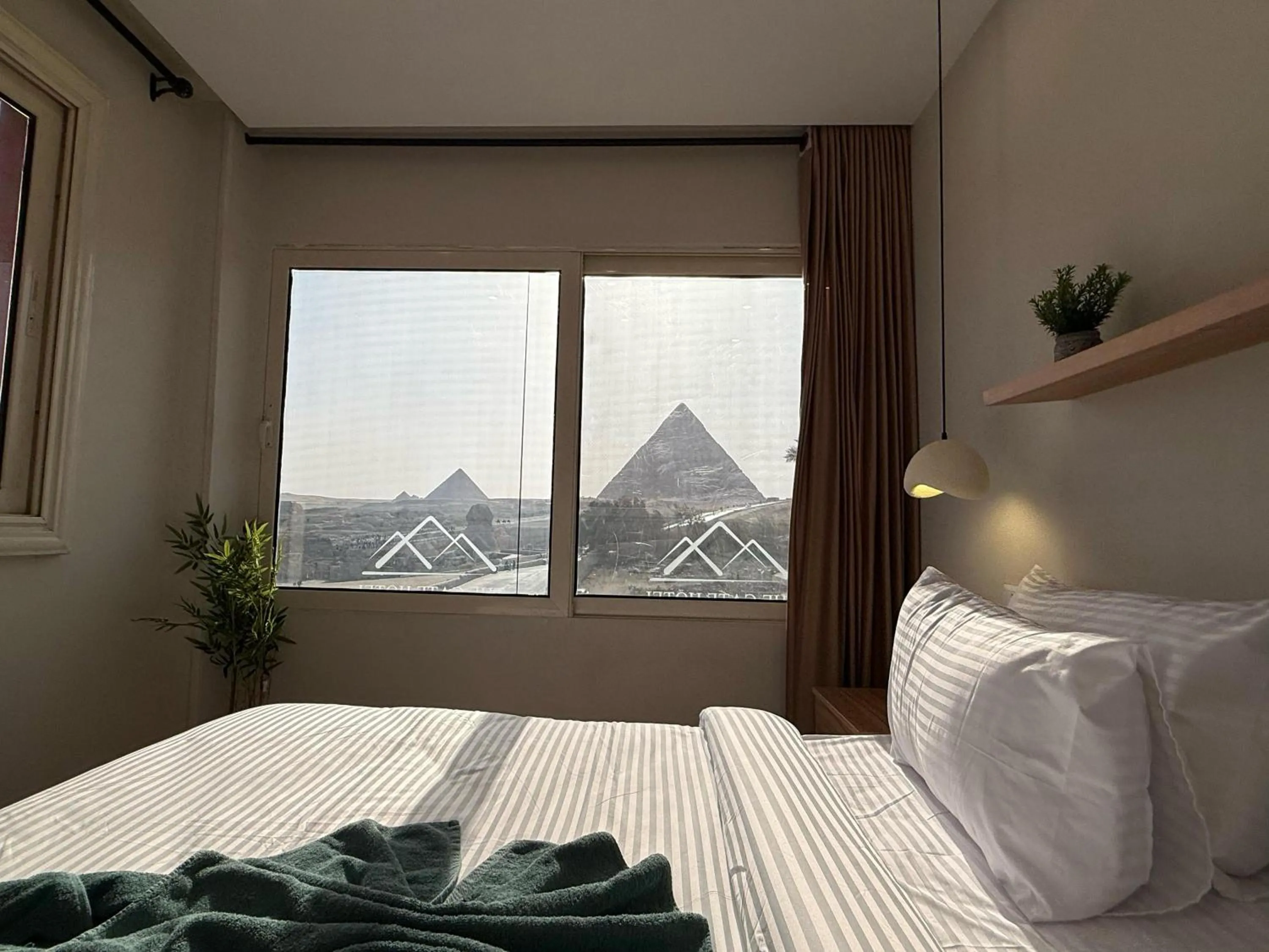 Bed in The Gate Hotel Front Pyramids & Sphinx View