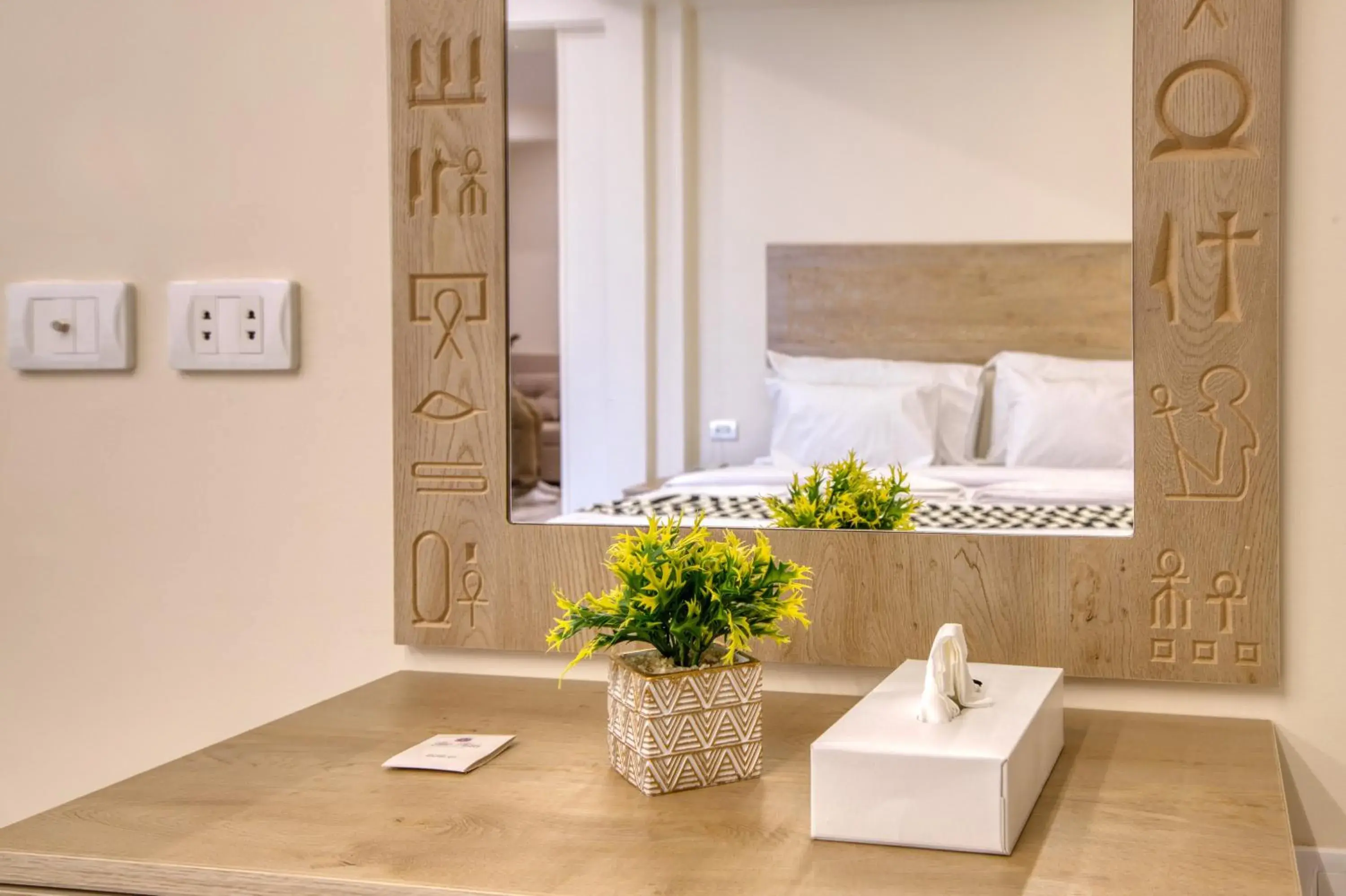 Bedroom, Bed in The Gate Hotel Front Pyramids & Sphinx View Bedroom, Bed in The Gate Hotel Front Pyramids & Sphinx View