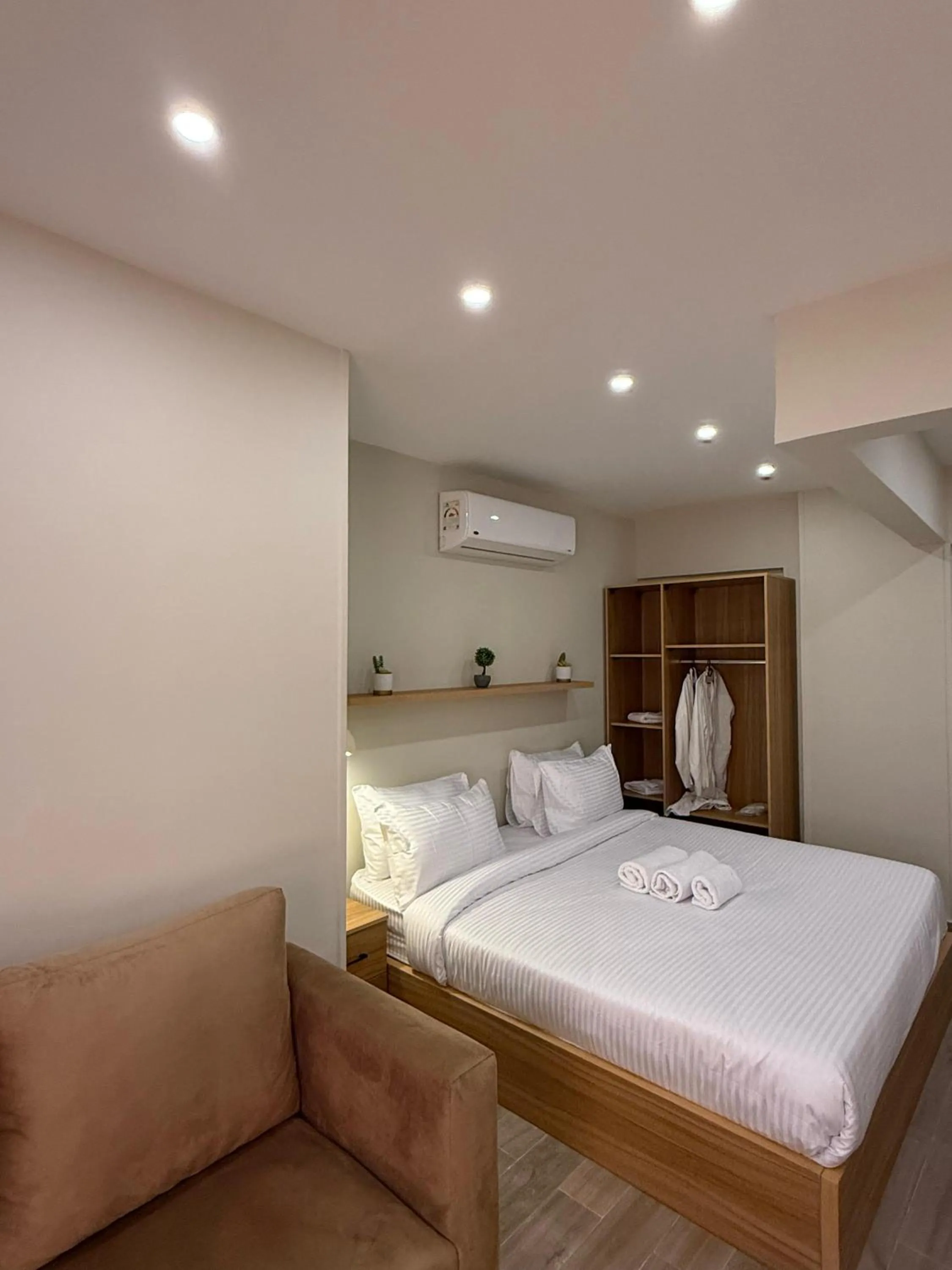 Bed in The Gate Hotel Front Pyramids & Sphinx View