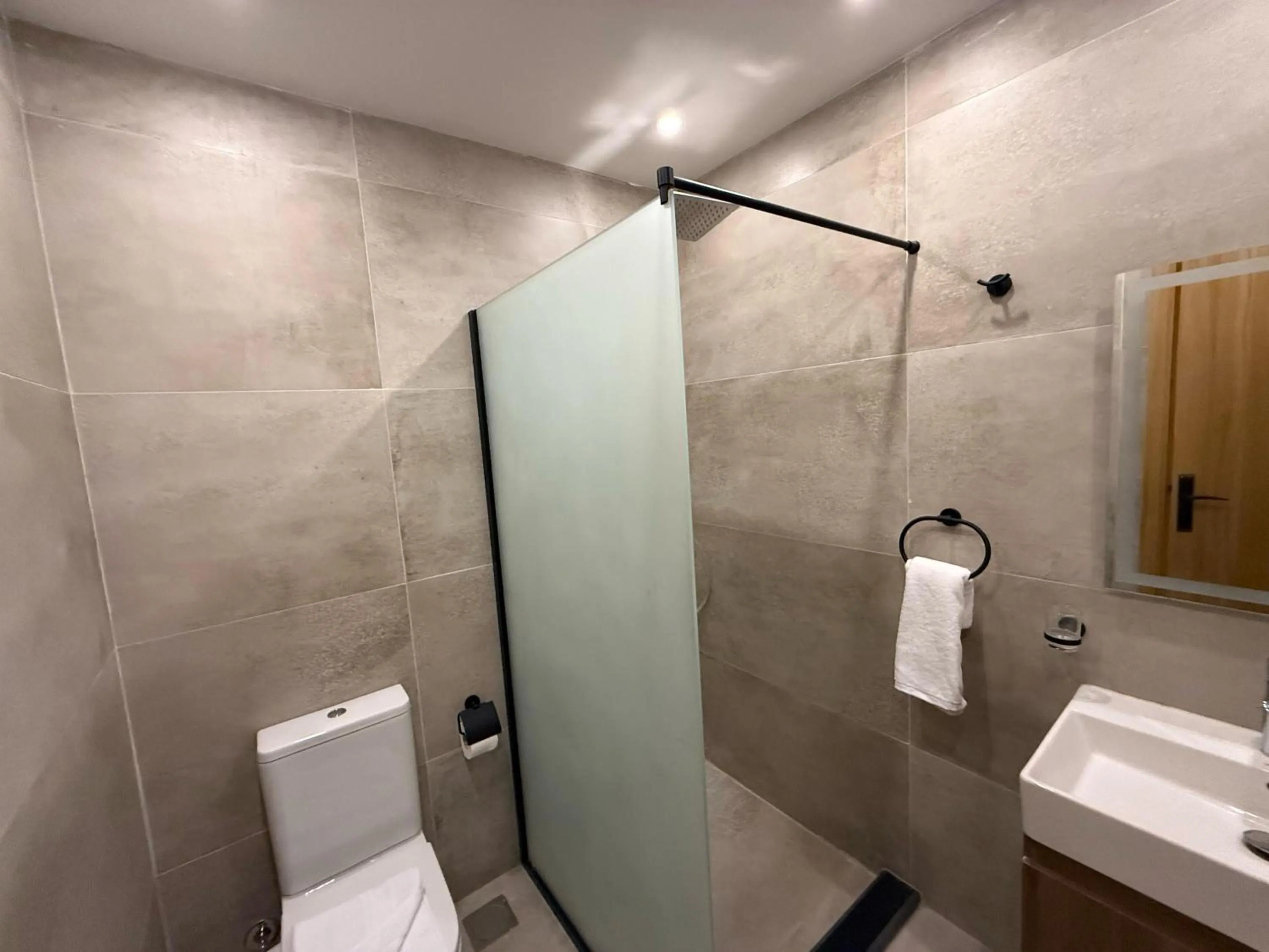 Shower in The Gate Hotel Front Pyramids & Sphinx View