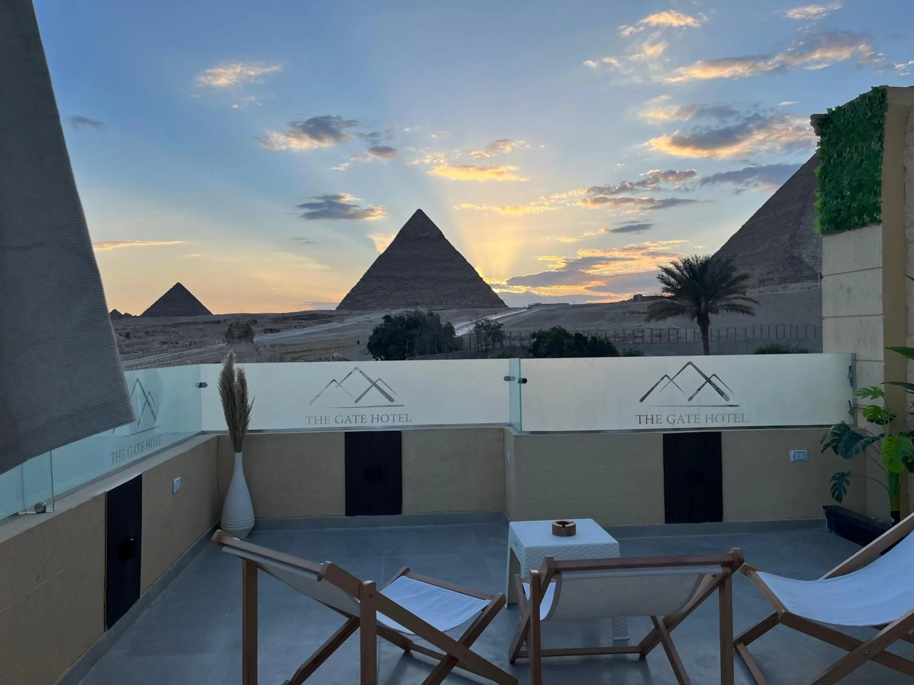Patio in The Gate Hotel Front Pyramids & Sphinx View