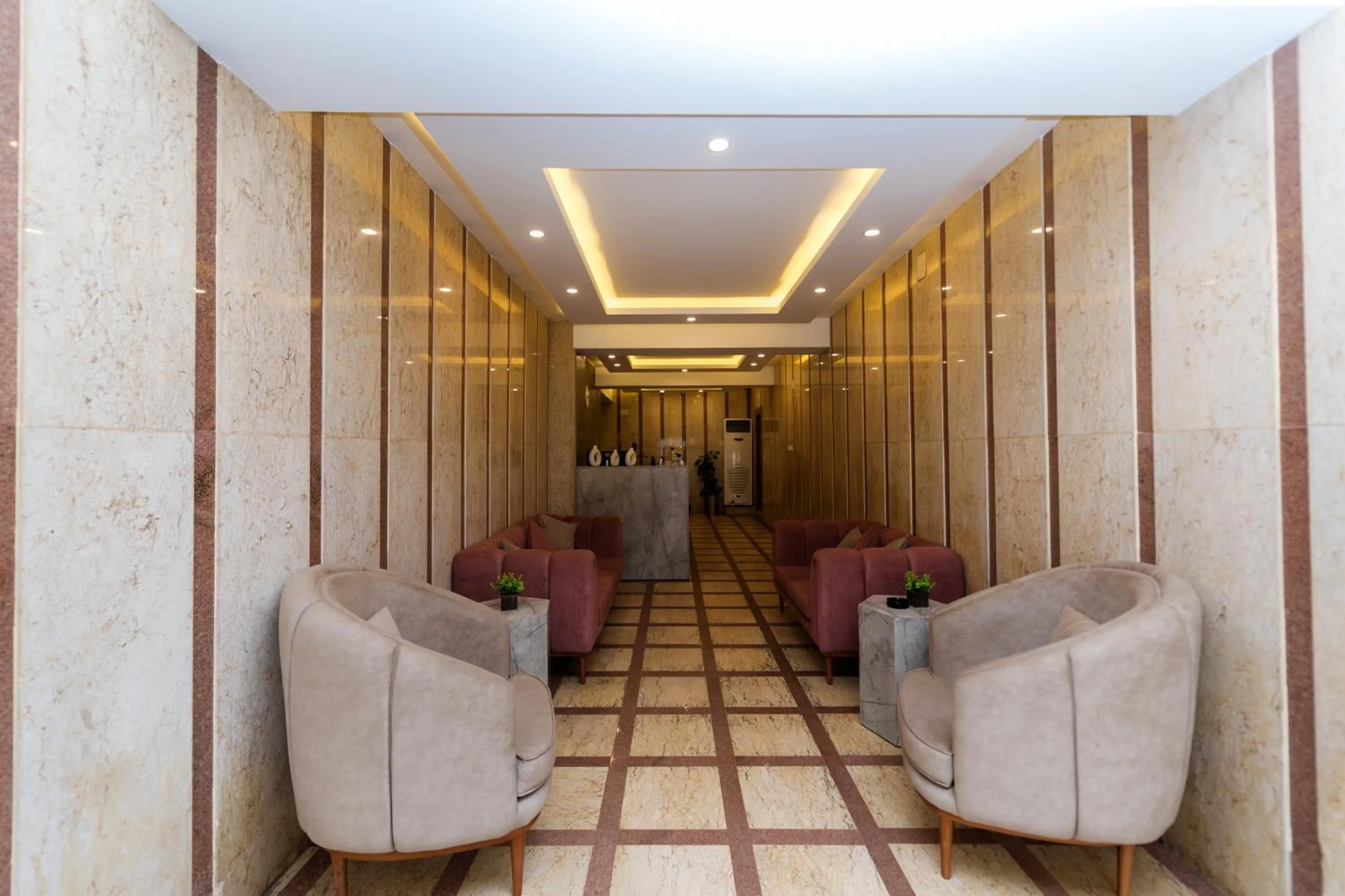 Living room in The Gate Hotel Front Pyramids & Sphinx View