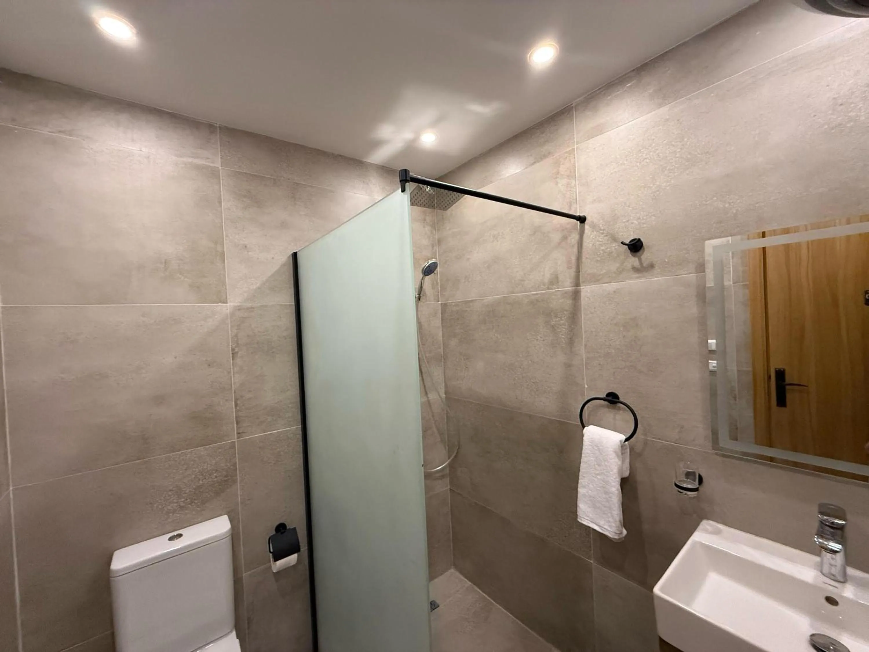 Shower in The Gate Hotel Front Pyramids & Sphinx View